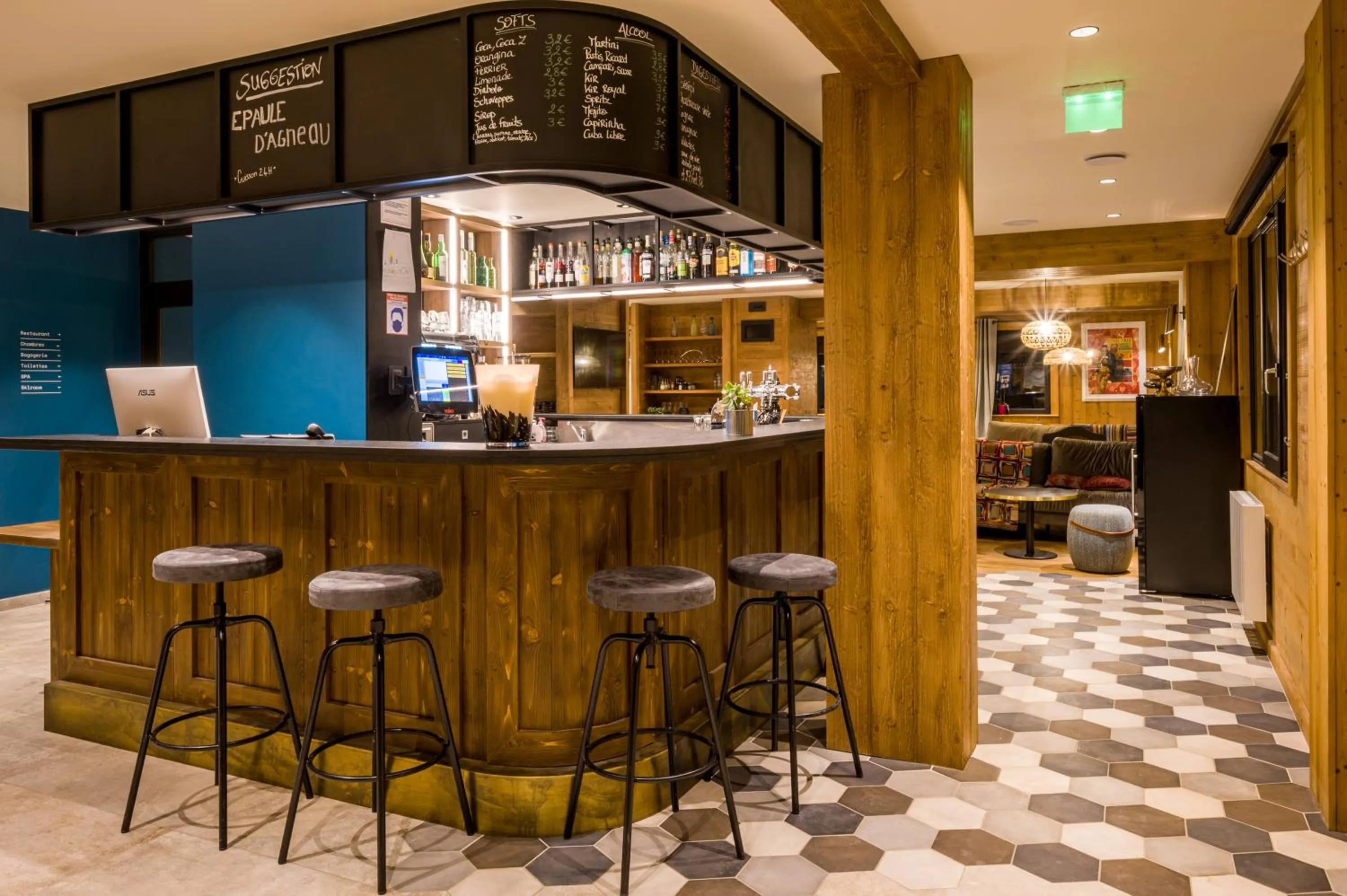 Lounge or bar in L'Outa Hotel Restaurant