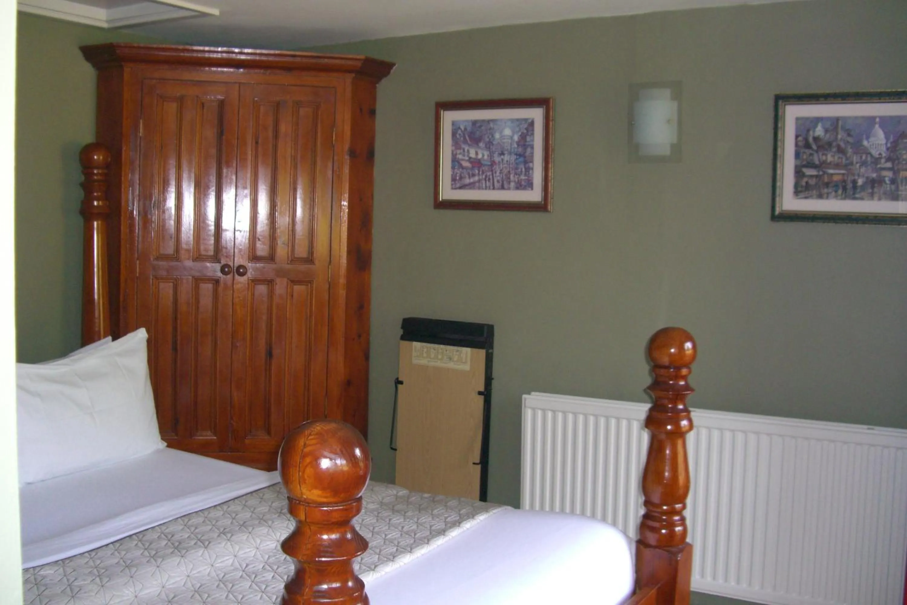 Bed in Ash Farm Country House