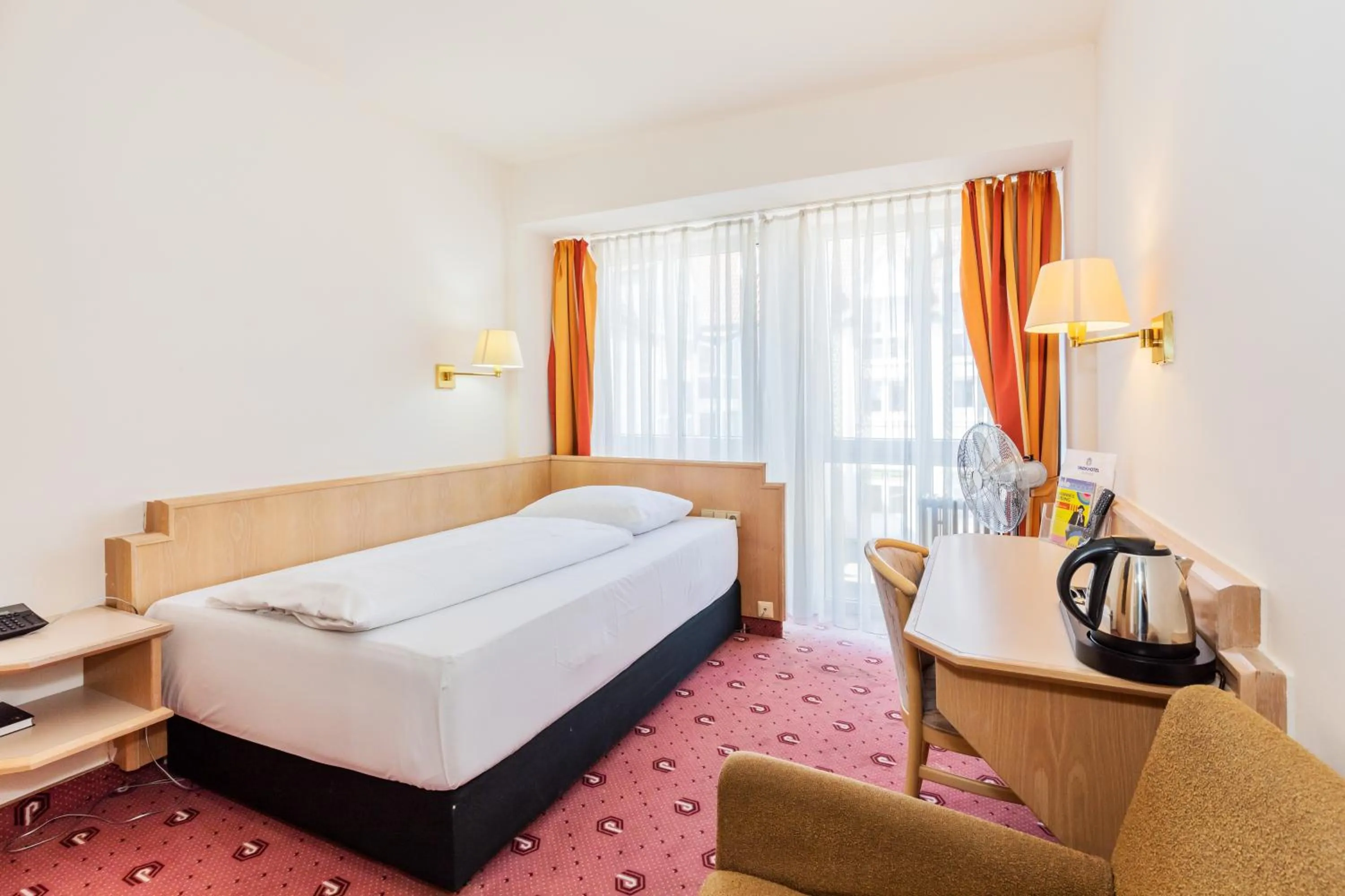 Photo of the whole room, Bed in Parkhotel Frankfurt Airport