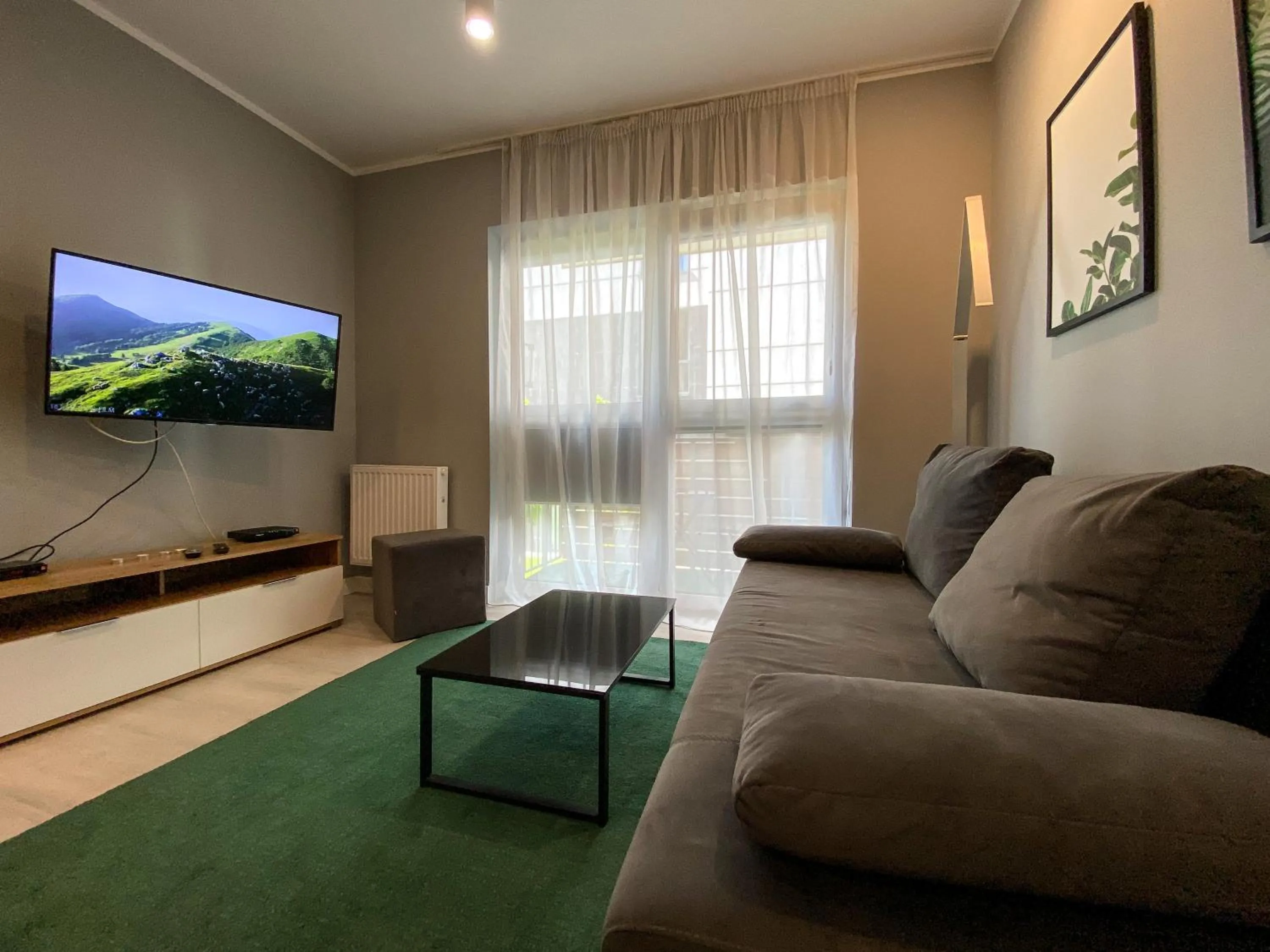 Communal lounge/ TV room in BP Apartment IV