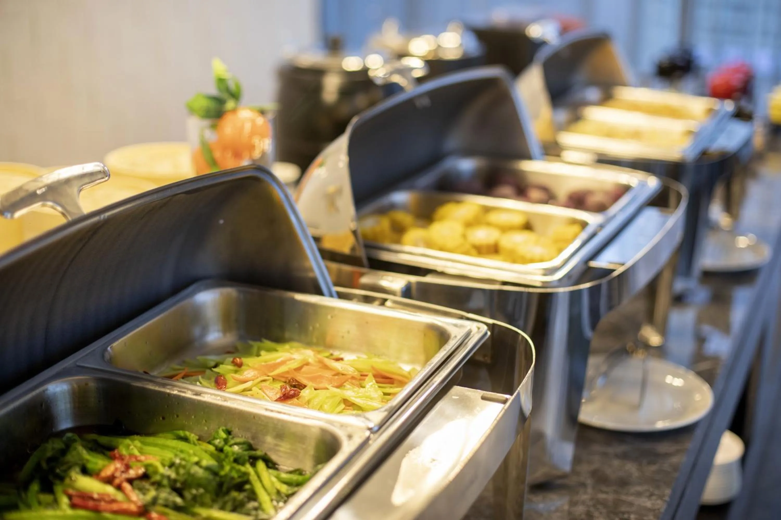 Restaurant/places to eat in Crystal Orange Hotel (Hangzhou Binjiang Star Avenue)