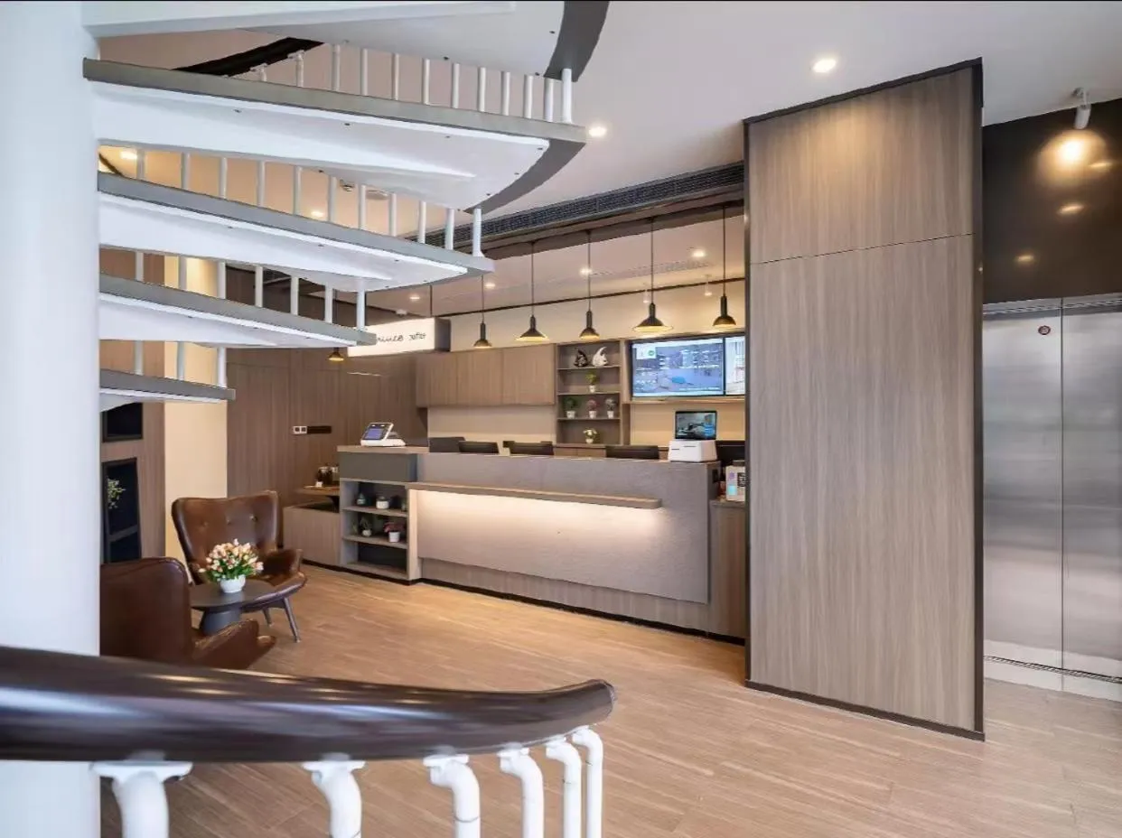 Lobby or reception in Hanting Hotel(Shanghai Lujiazui Minsheng Road Subway Station)