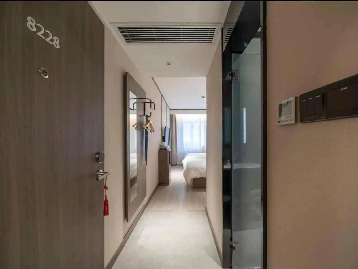 Photo of the whole room in Hanting Hotel(Shanghai Lujiazui Minsheng Road Subway Station)