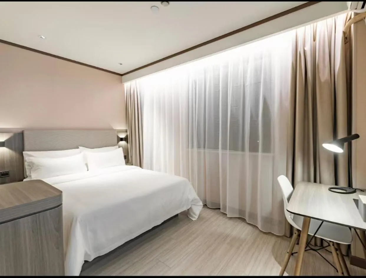 Bed in Hanting Hotel(Shanghai Lujiazui Minsheng Road Subway Station)