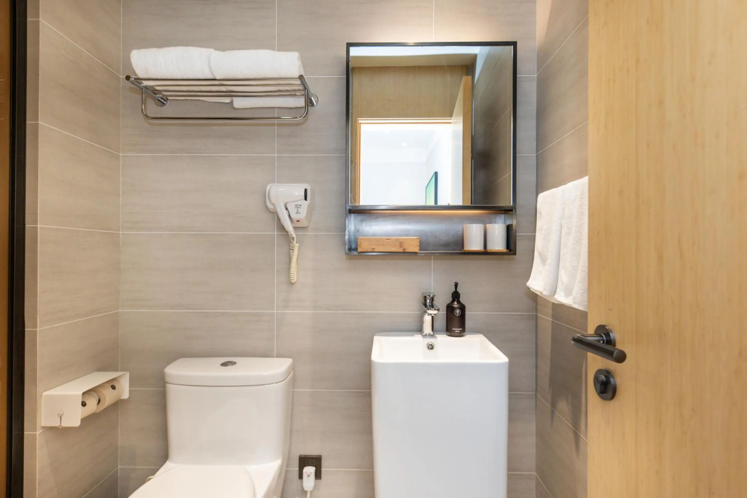 Toilet in Ji Hotel (Shanghai Bund Ningbo Road)