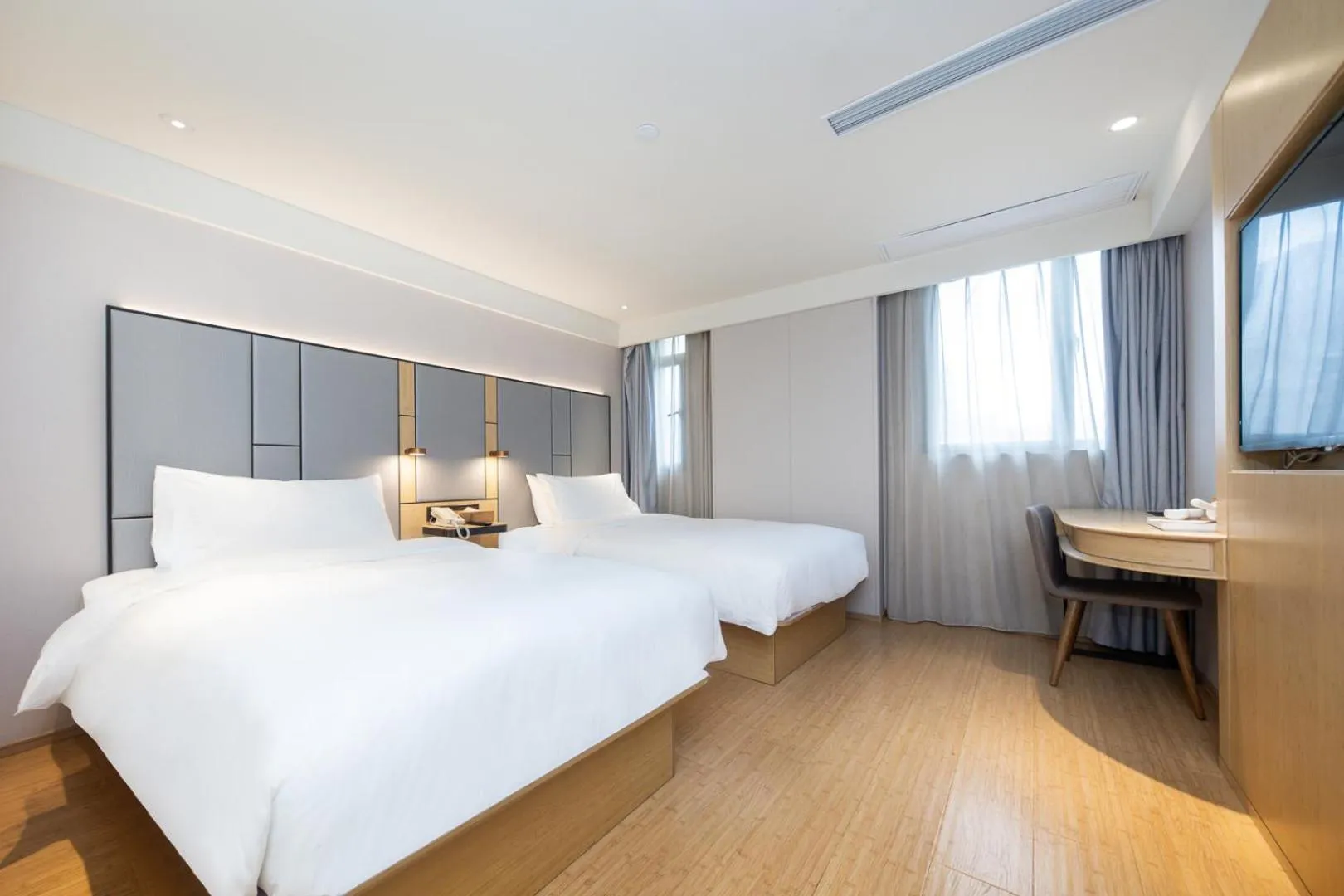 Bed in Ji Hotel (Shanghai Bund Ningbo Road)