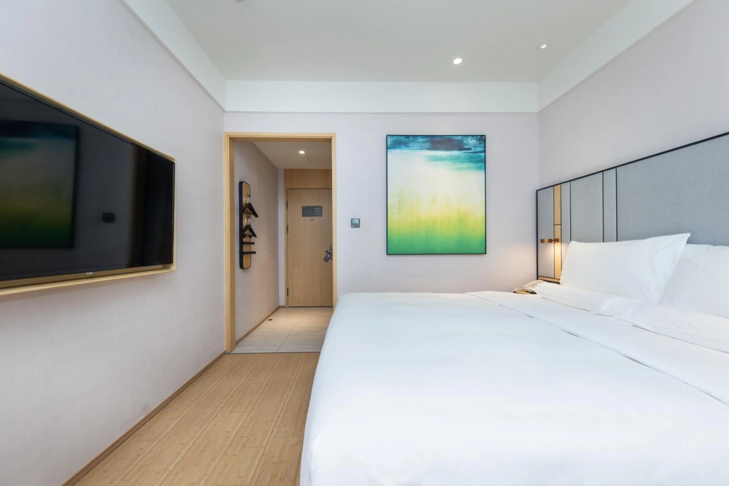 Bed in Ji Hotel (Shanghai Bund Ningbo Road)