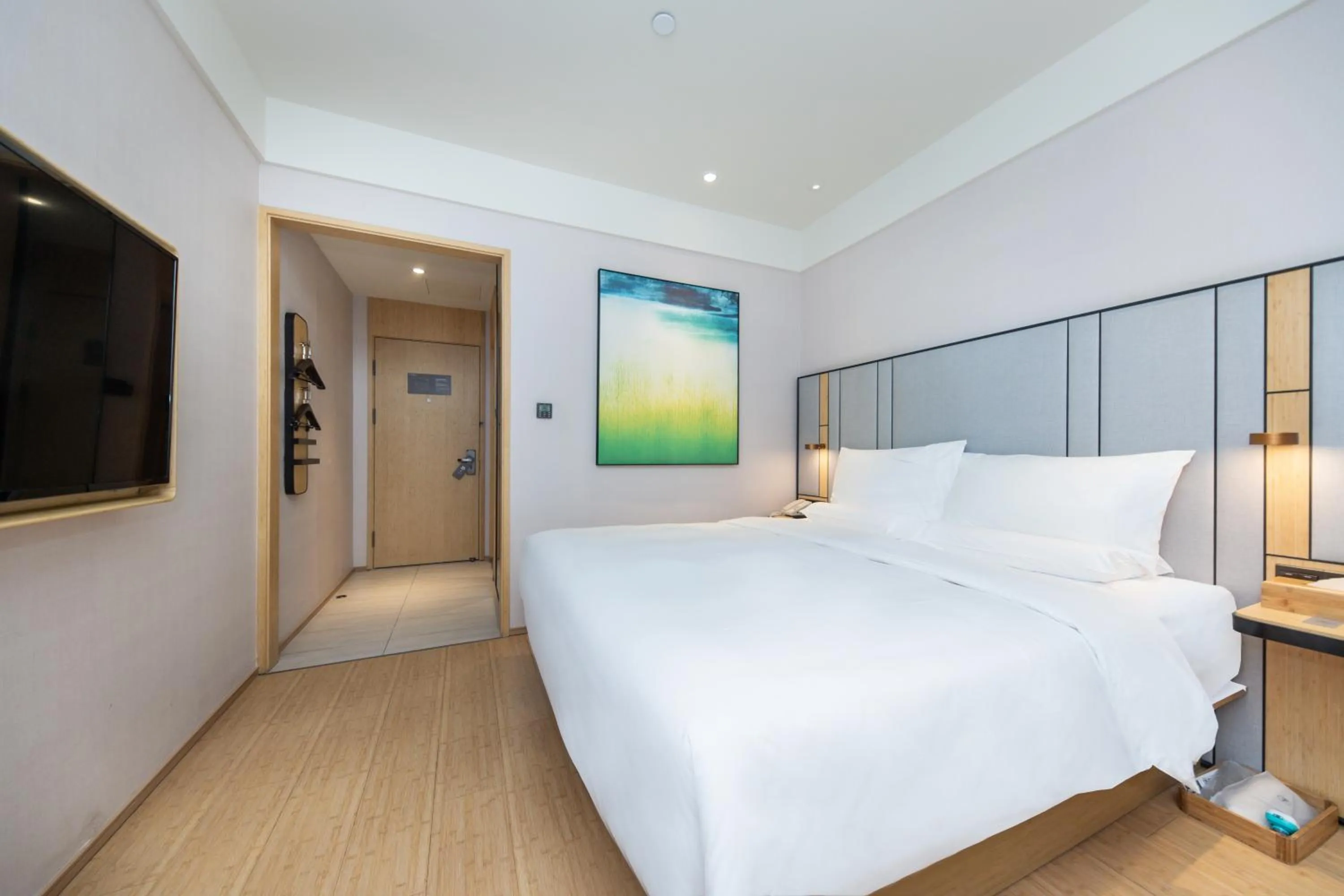 Bed in Ji Hotel (Shanghai Bund Ningbo Road)