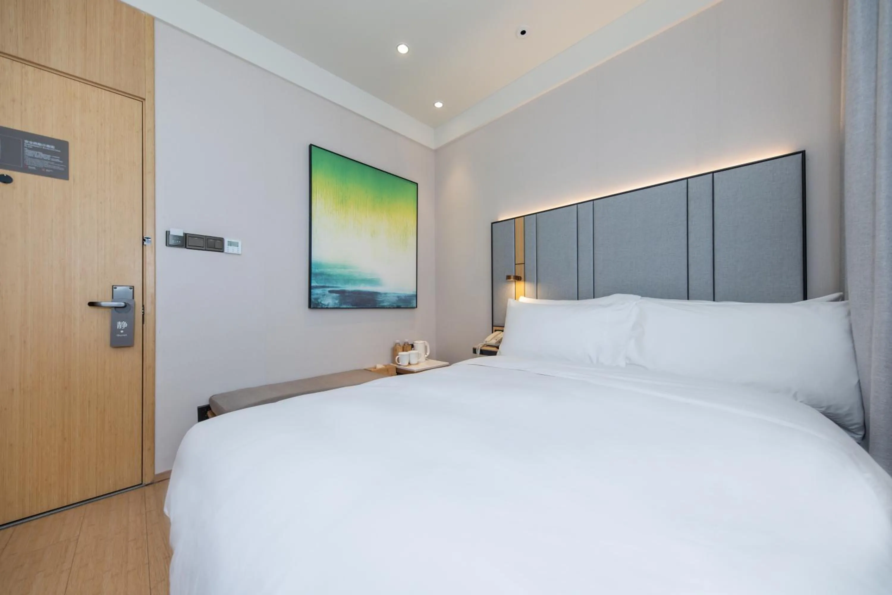 Bed in Ji Hotel (Shanghai Bund Ningbo Road)