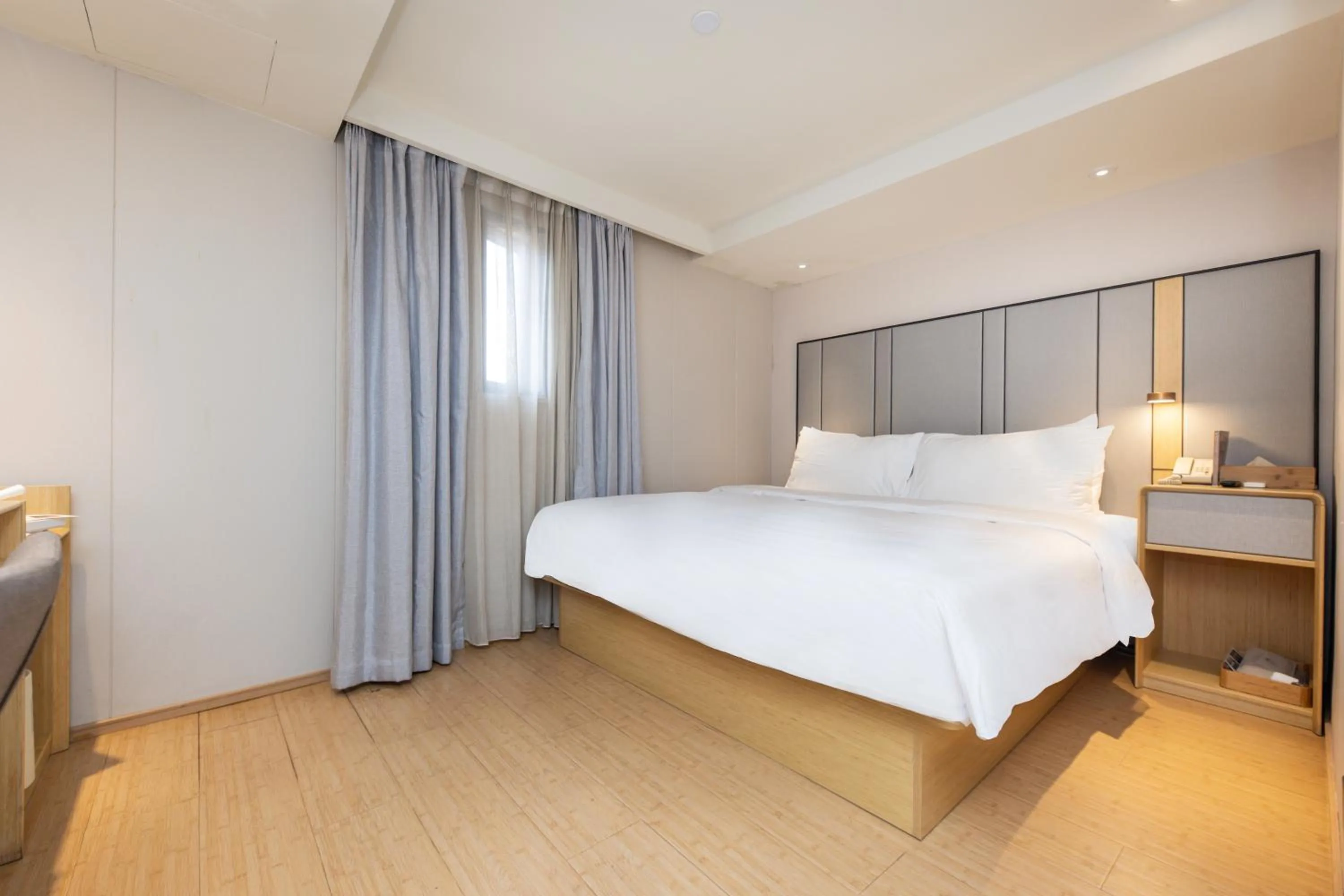 Bed in Ji Hotel (Shanghai Bund Ningbo Road)