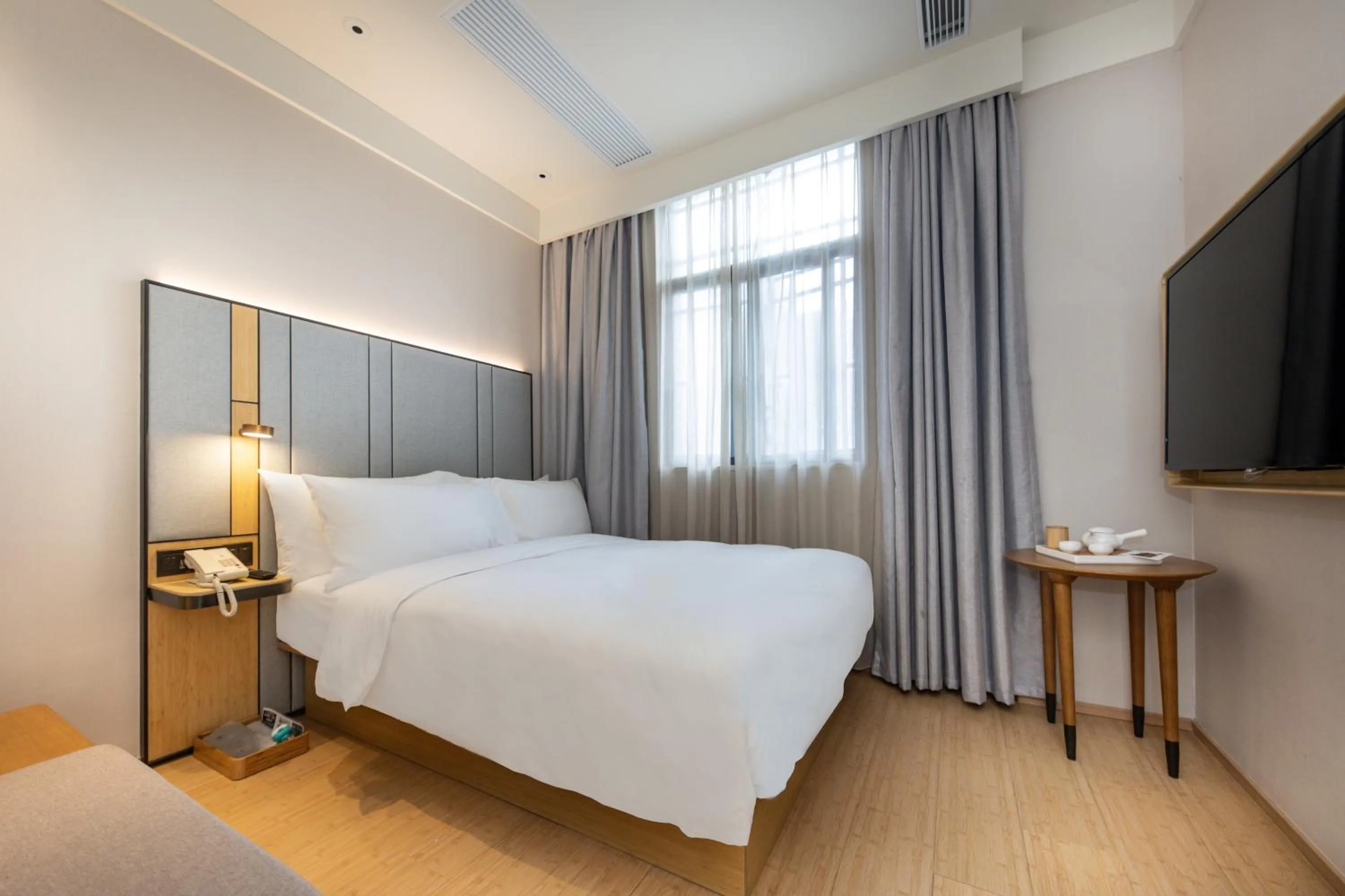 Bed in Ji Hotel (Shanghai Bund Ningbo Road)