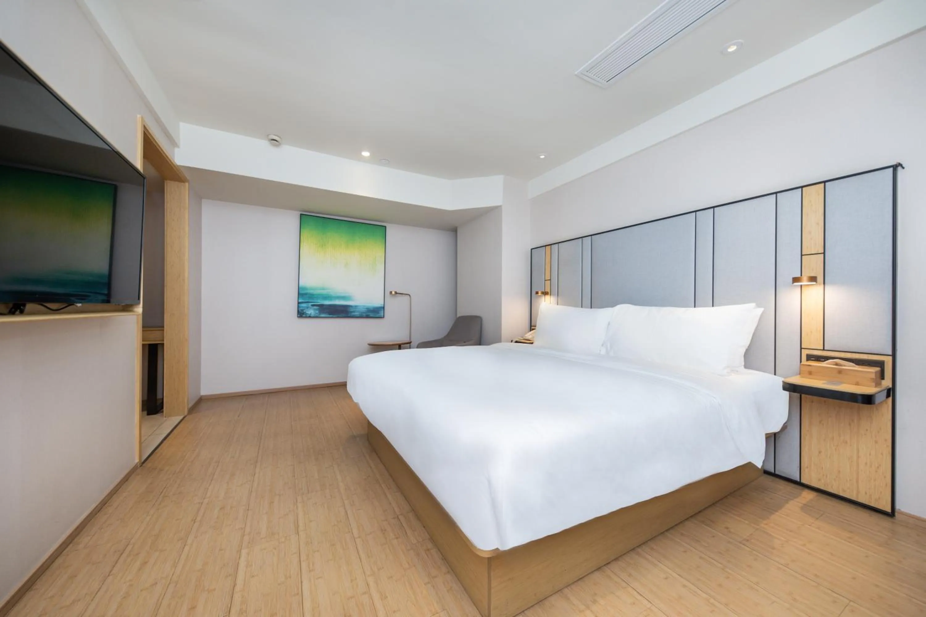 Bed in Ji Hotel (Shanghai Bund Ningbo Road)