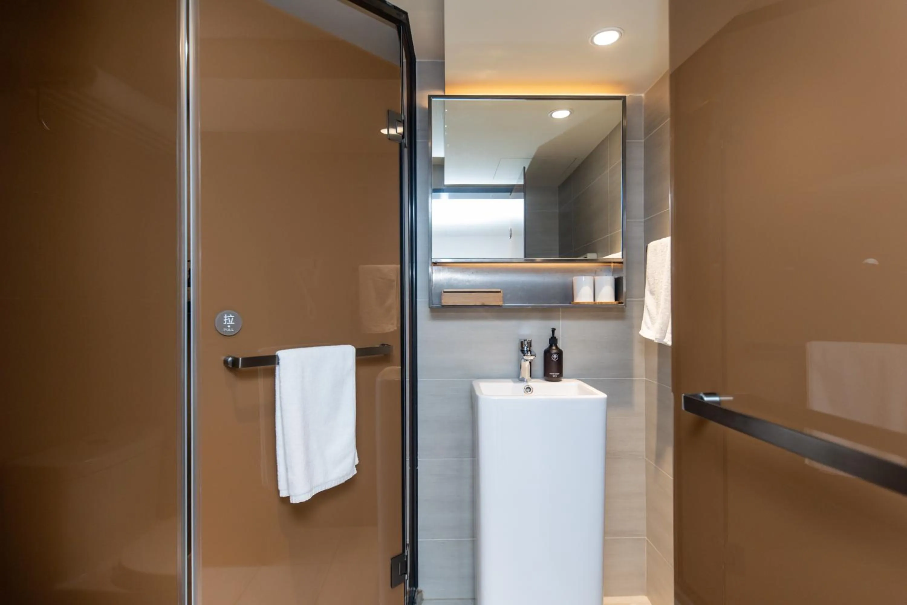 Shower in Ji Hotel (Shanghai Bund Ningbo Road)