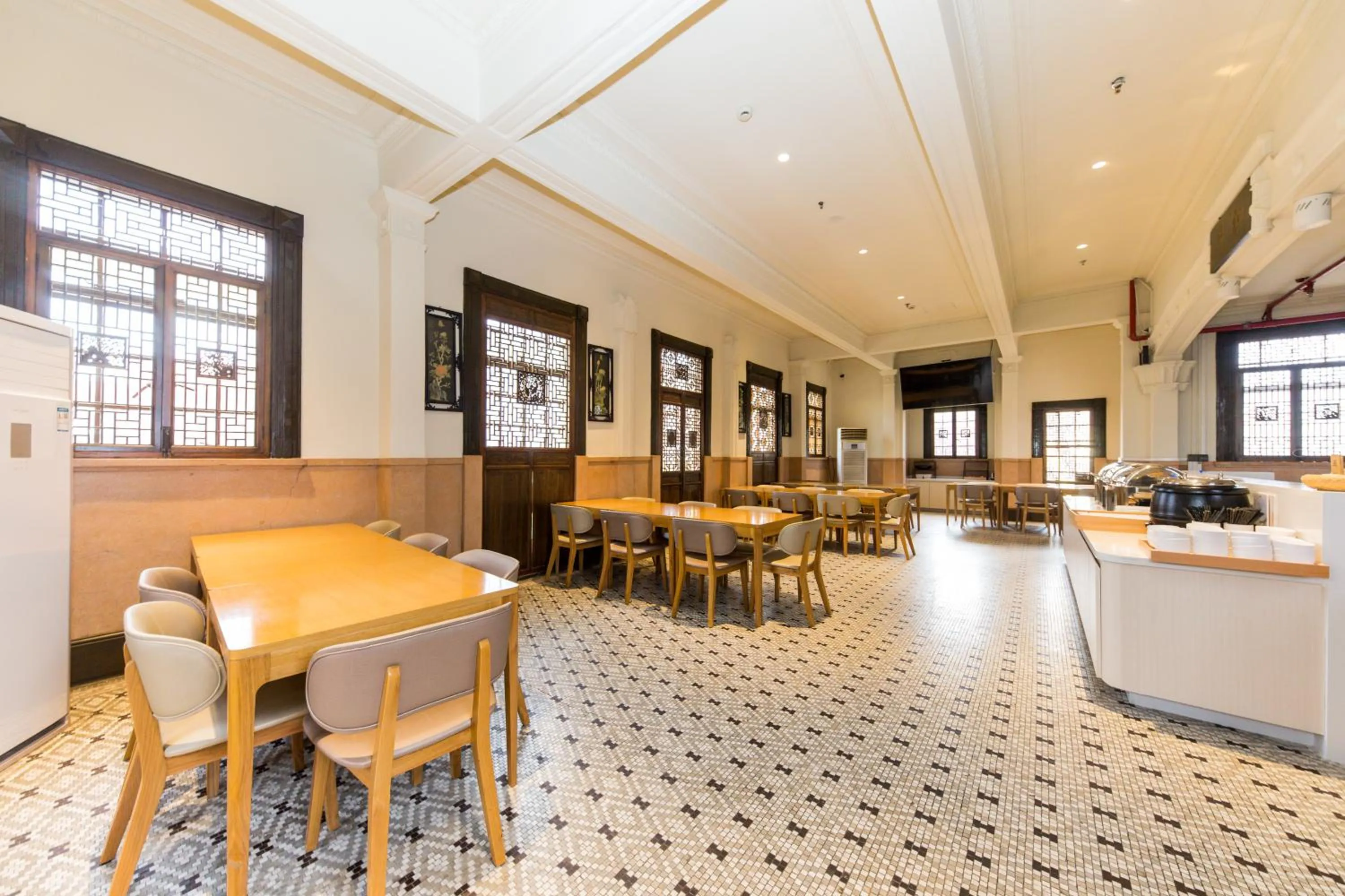 Restaurant/places to eat in Ji Hotel (Shanghai Bund Ningbo Road)