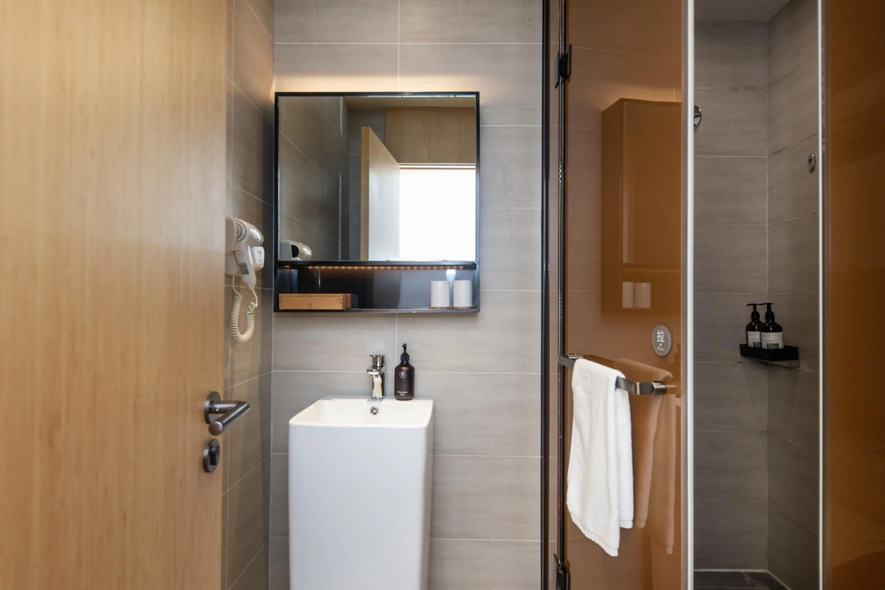 Bathroom in Ji Hotel (Shanghai Bund Ningbo Road)