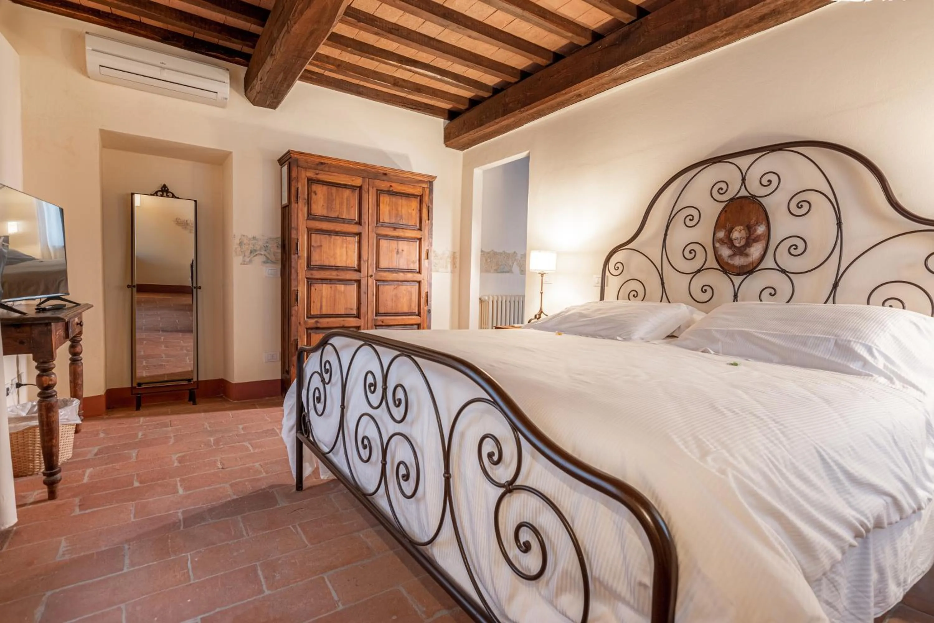 Photo of the whole room, Bed in Palazzo Brandano Hotel