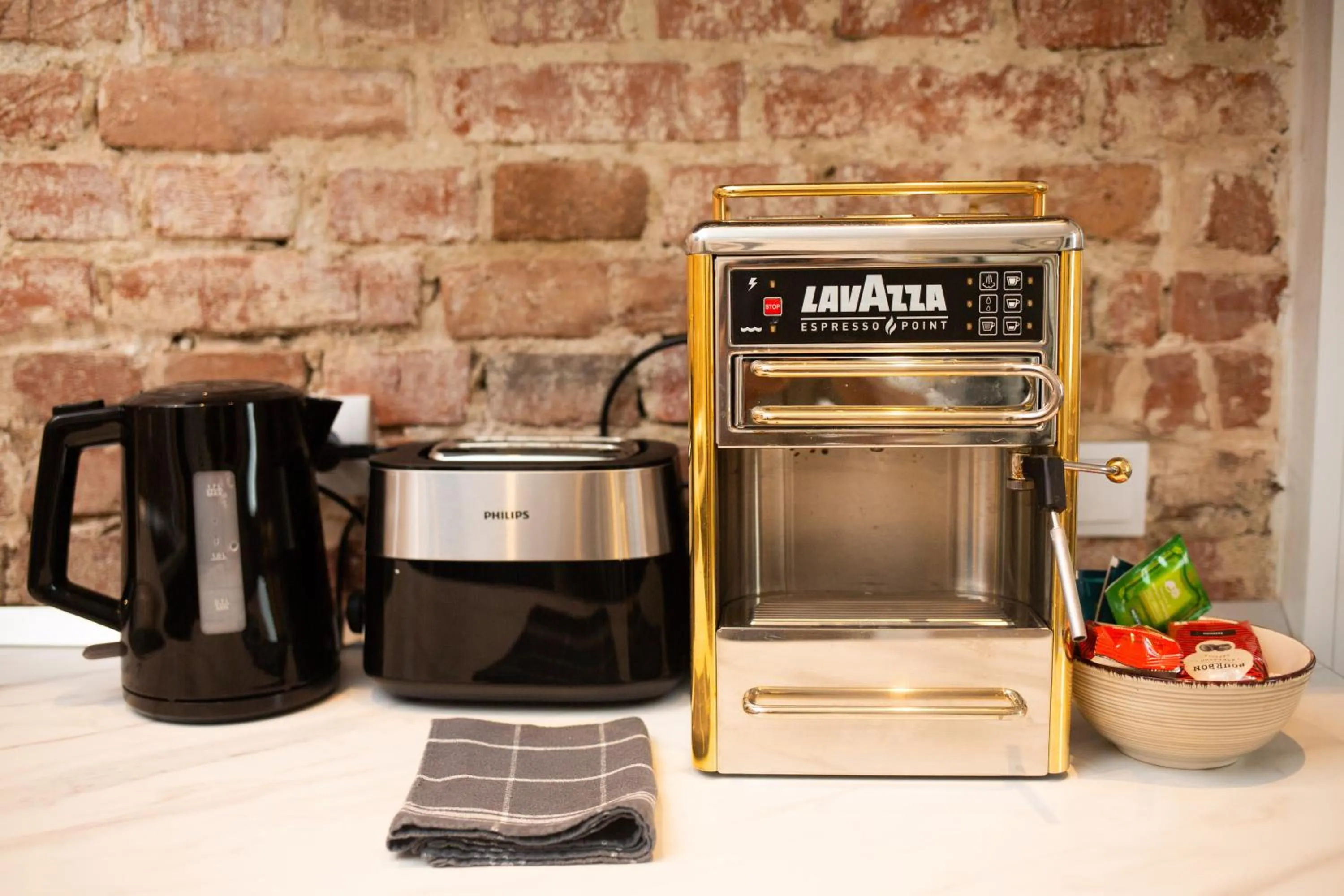 Coffee/tea facilities in Metropole Apartments Royal Residence