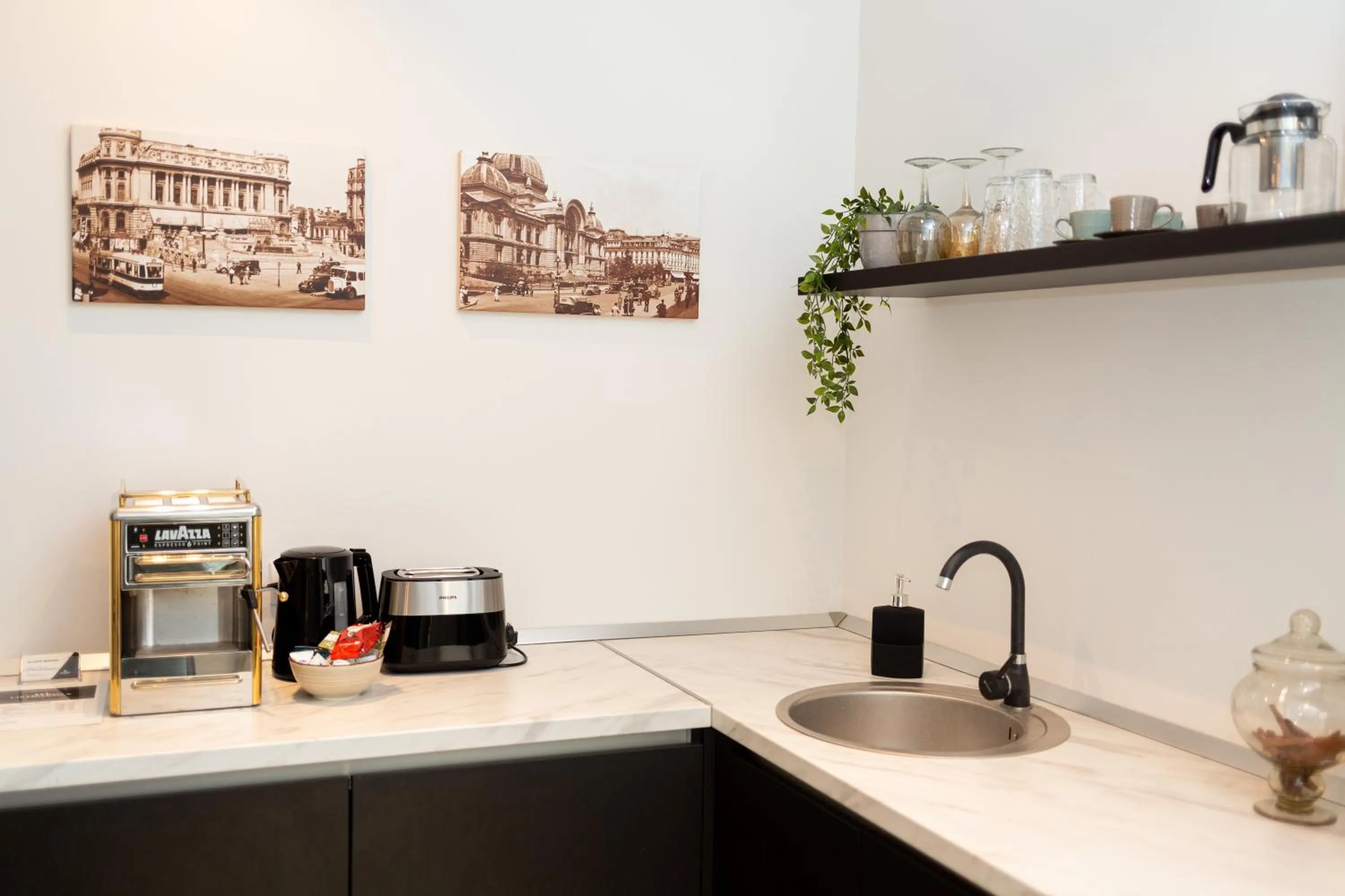 Kitchen or kitchenette in Metropole Apartments Royal Residence