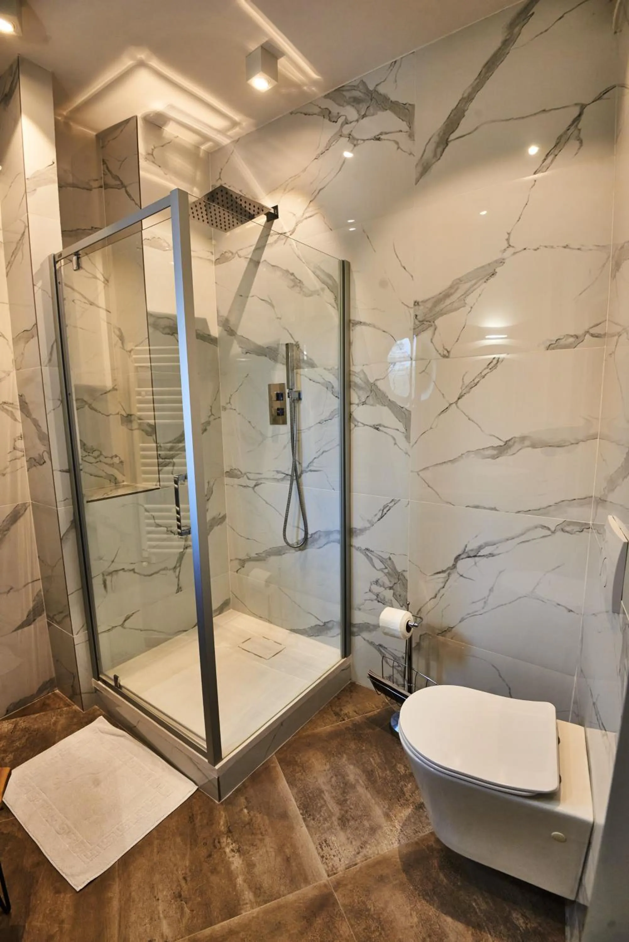 Shower in Metropole Apartments Royal Residence