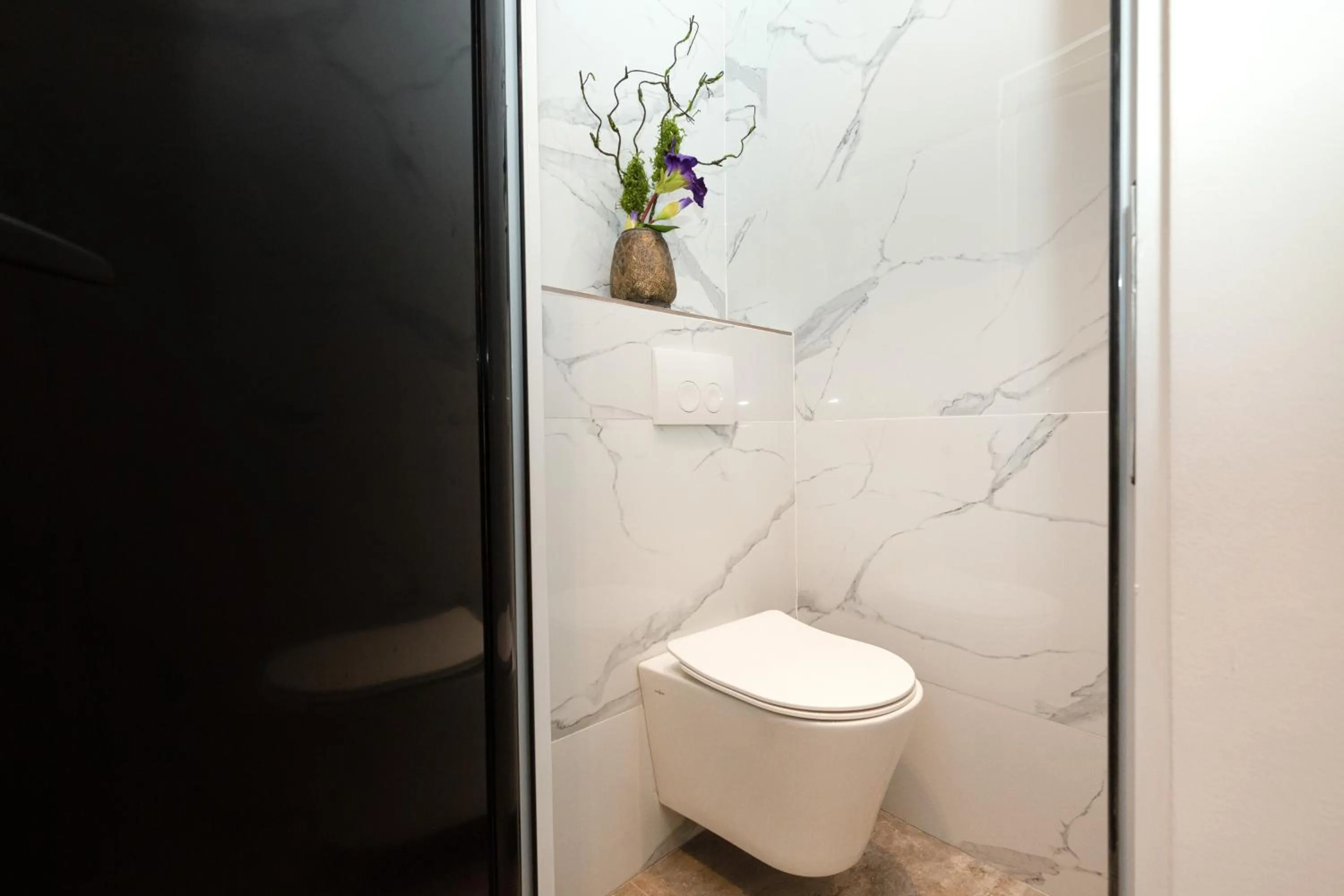 Toilet in Metropole Apartments Royal Residence