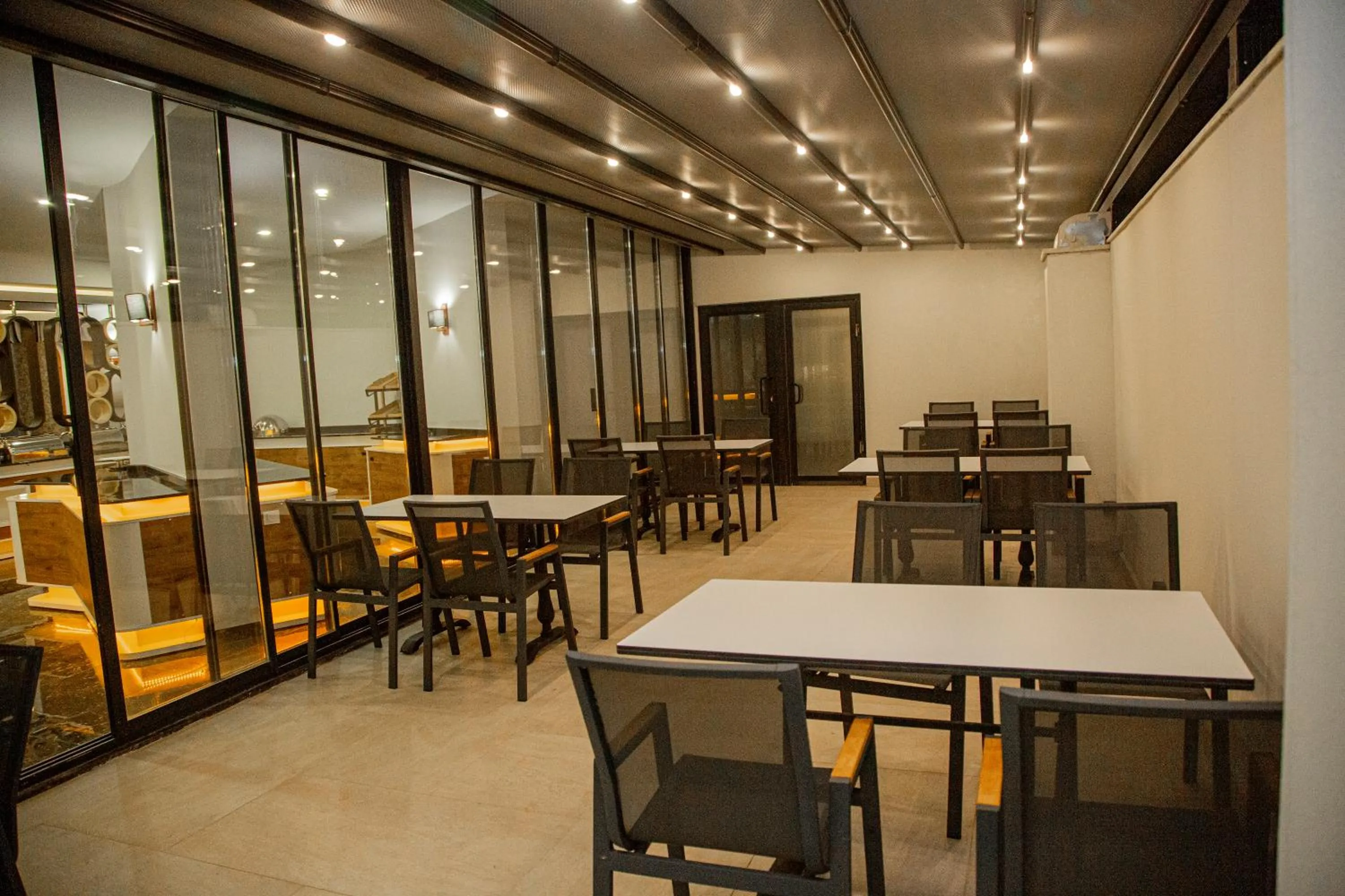 Restaurant/places to eat in Sette Serenity Hotel