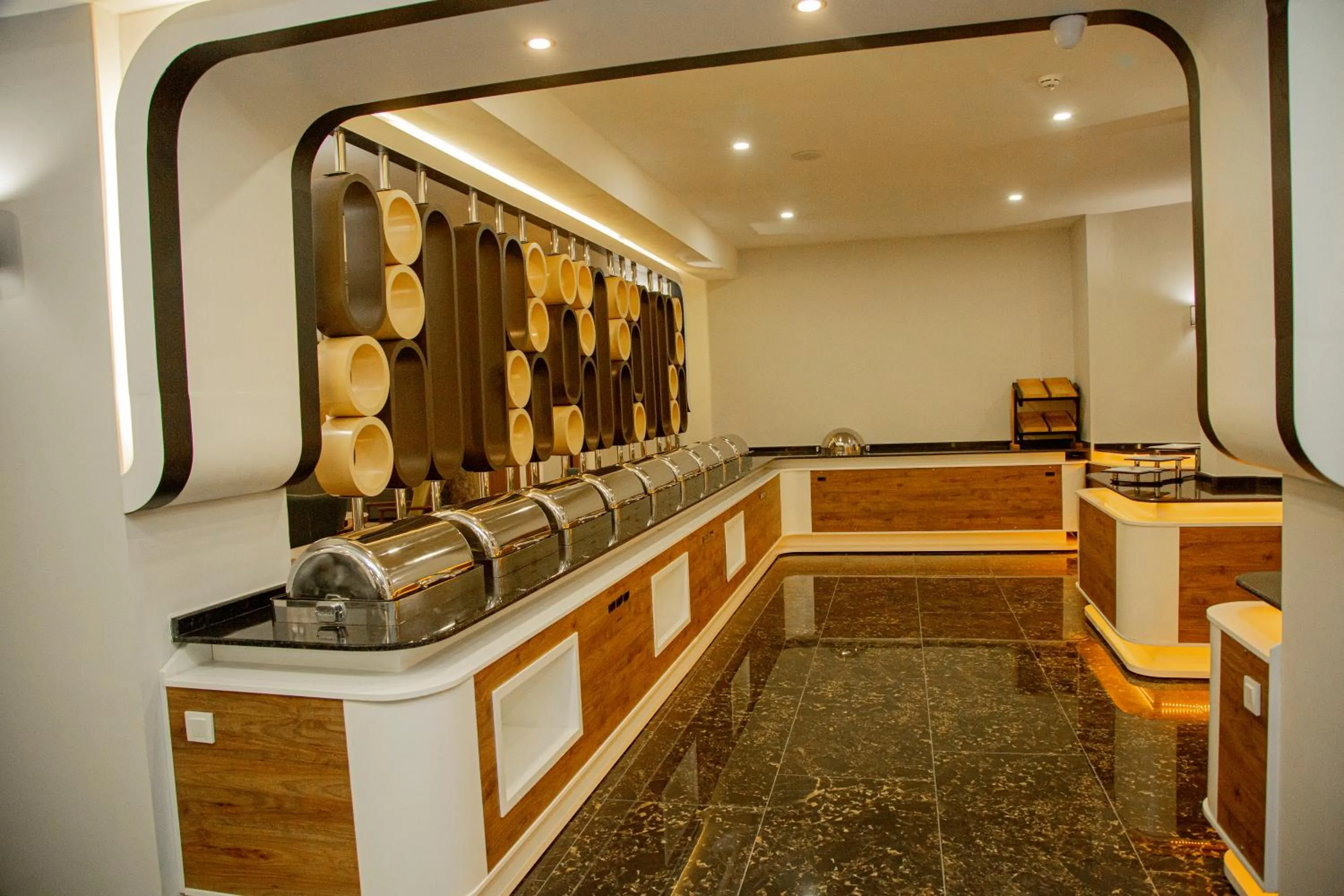 Restaurant/places to eat in Sette Serenity Hotel