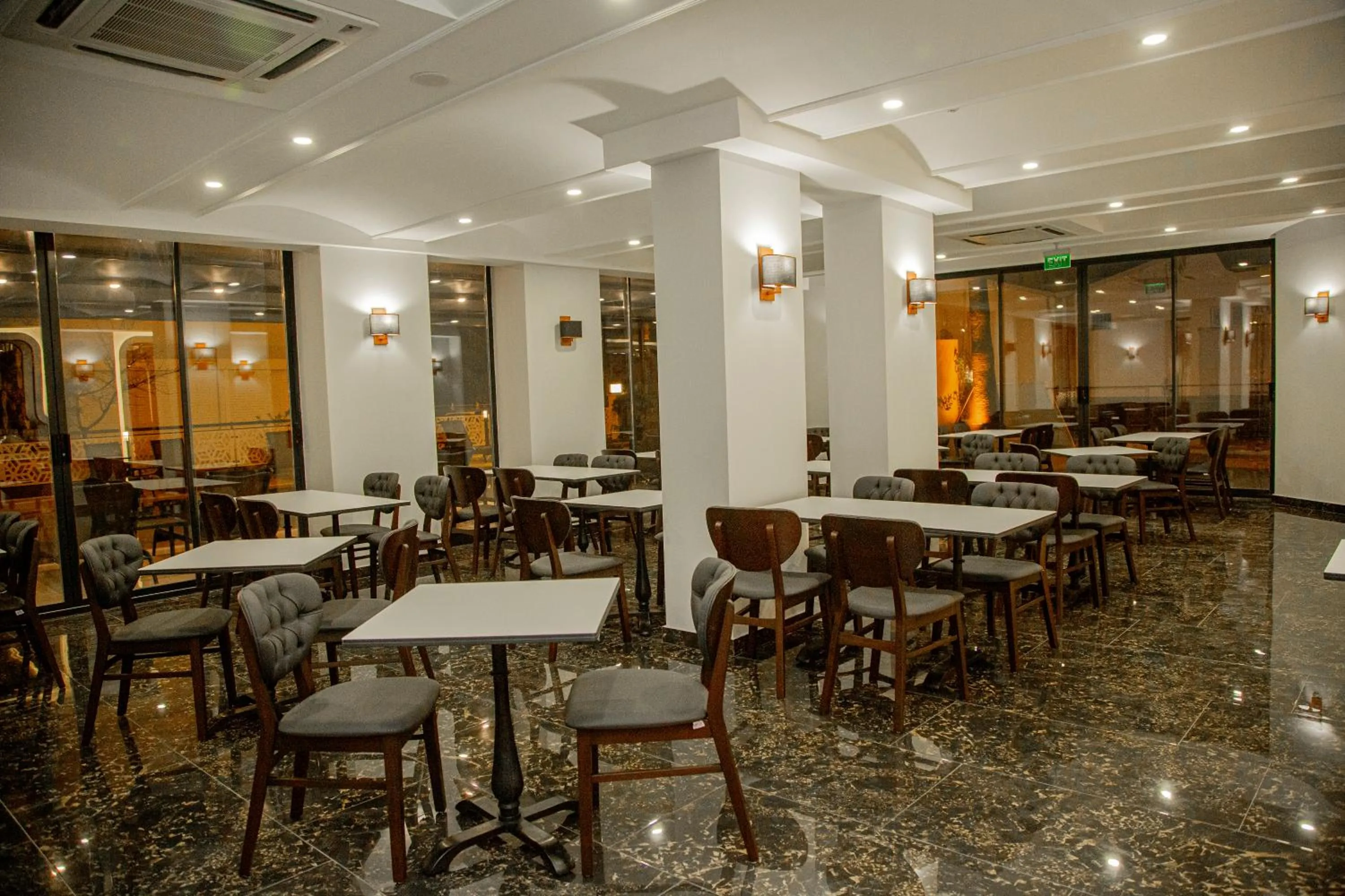 Restaurant/places to eat in Sette Serenity Hotel