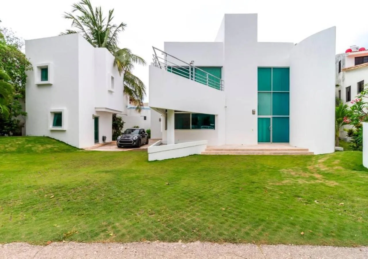 Property building in Private Pool Villa, Walk to Beach & 5th Ave