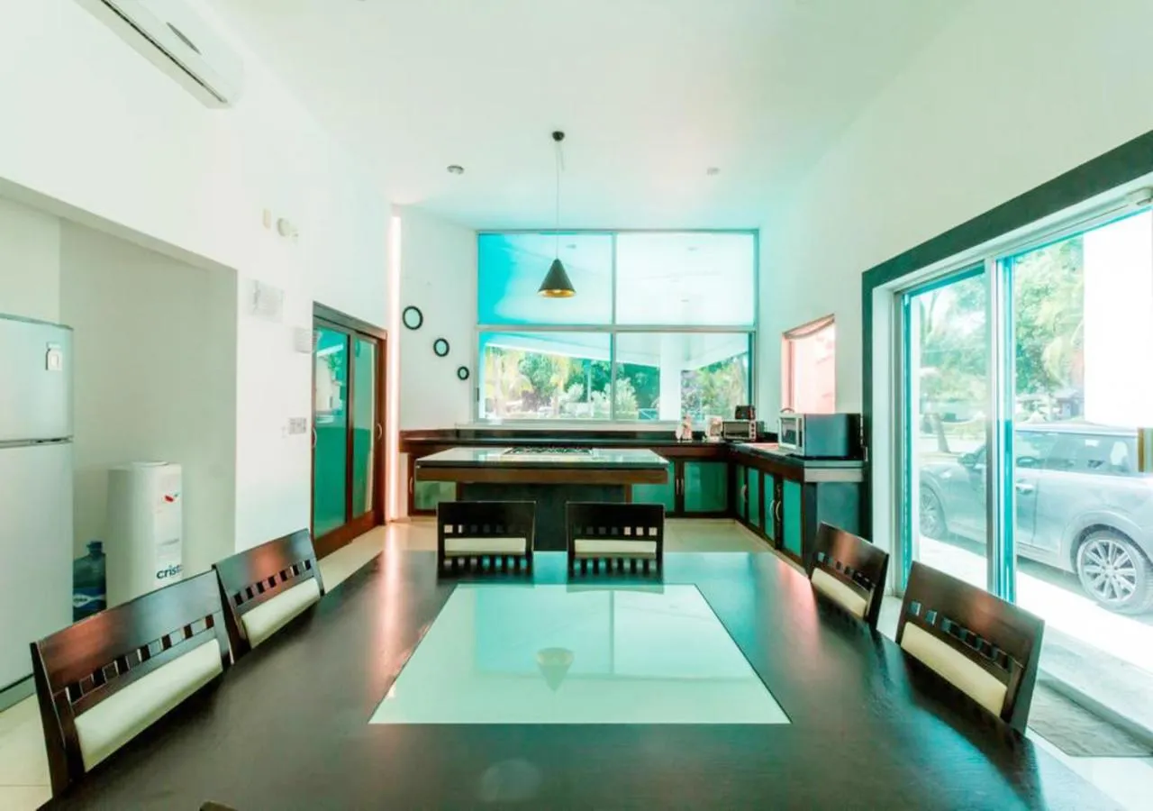 Dining area in Private Pool Villa, Walk to Beach & 5th Ave
