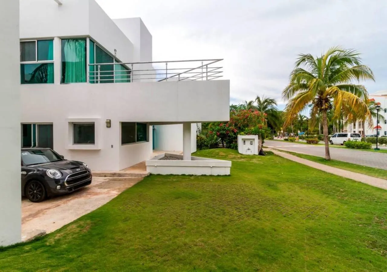 Property building in Private Pool Villa, Walk to Beach & 5th Ave