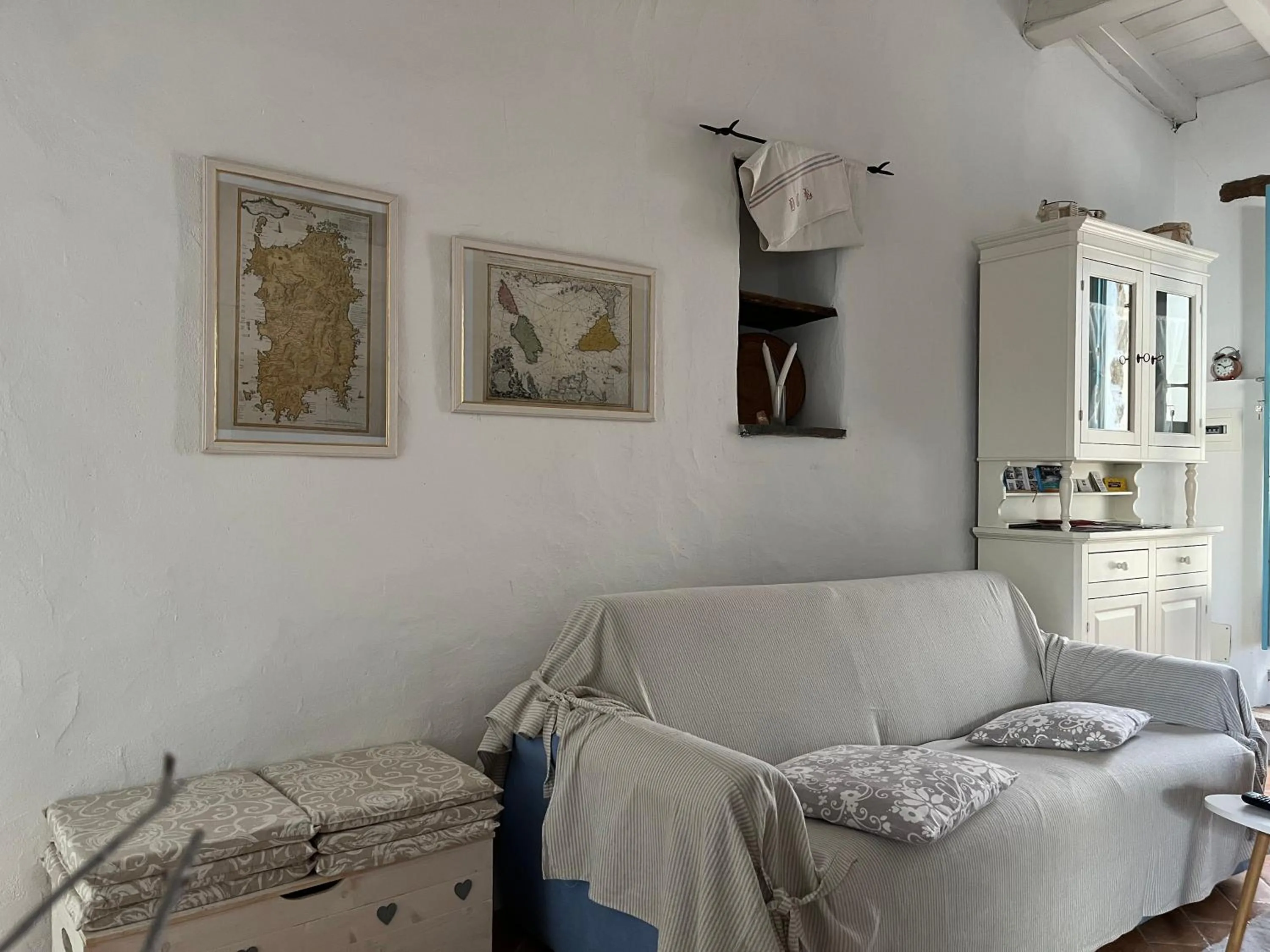 Living room, Bed in B&B Roseddu