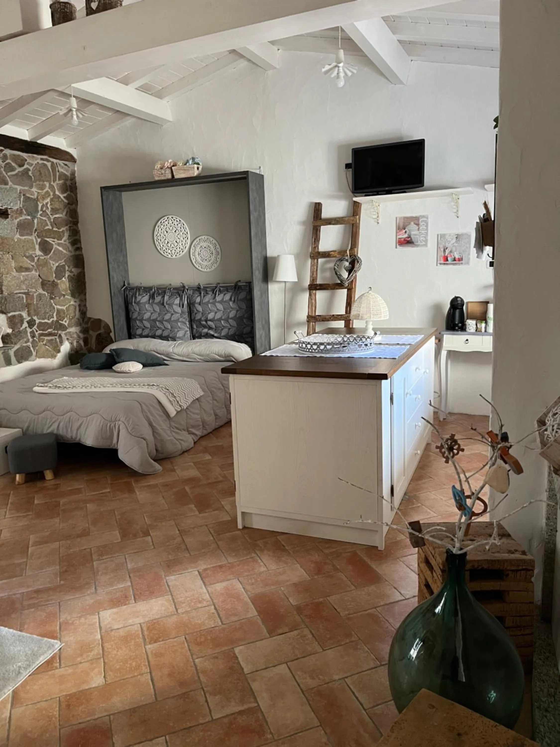 Kitchen or kitchenette, Bed in B&B Roseddu