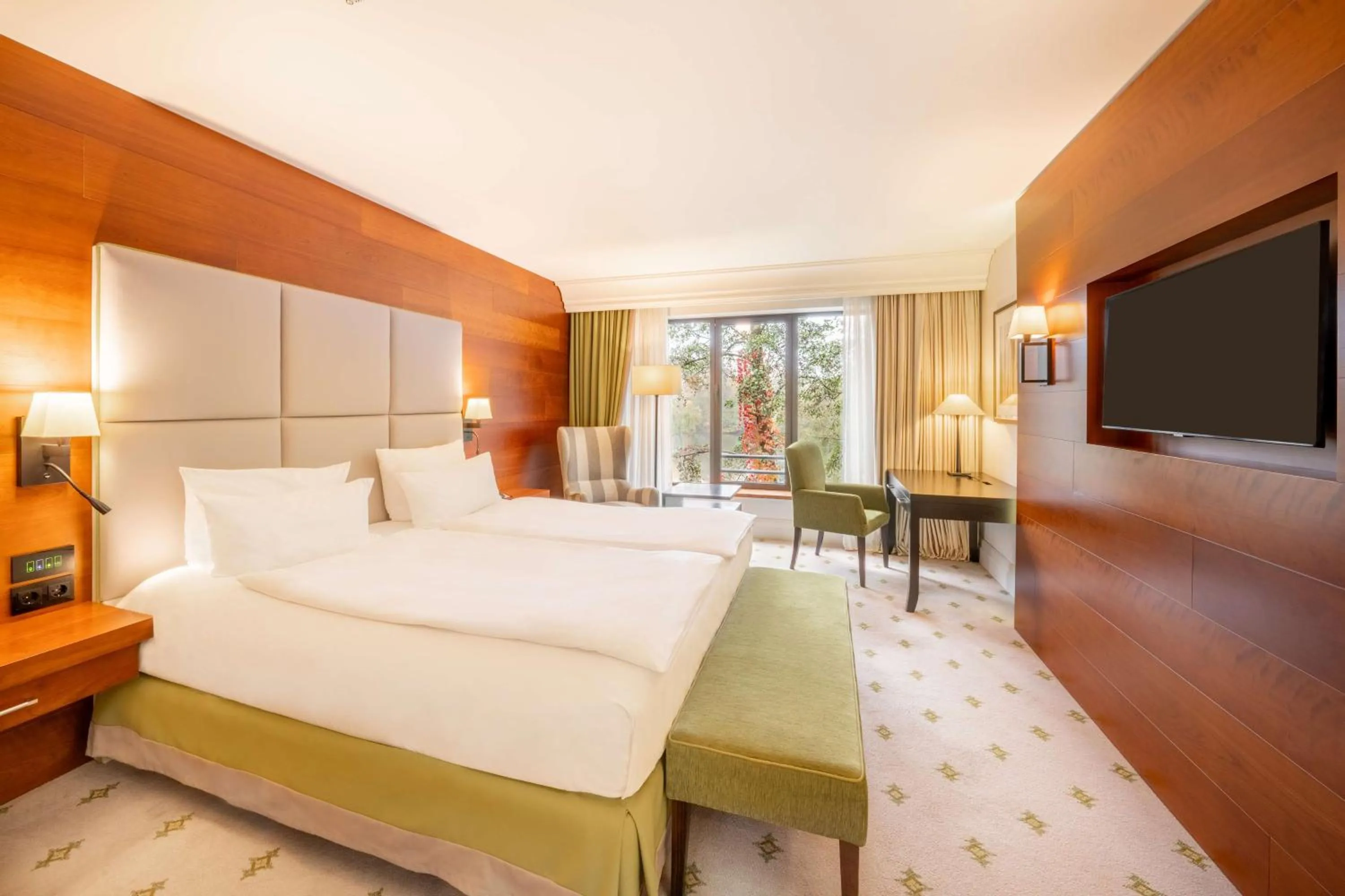 Photo of the whole room, Bed in Hilton Frankfurt Gravenbruch