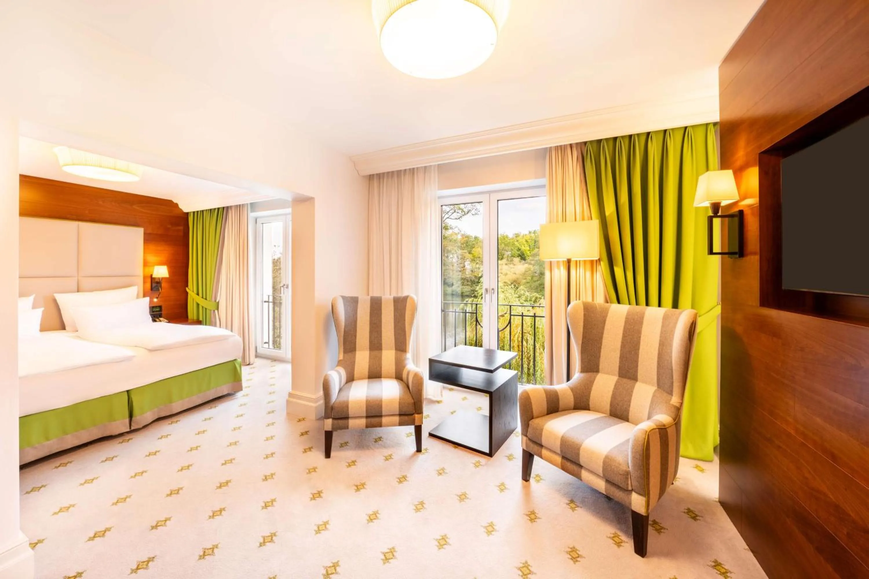 Photo of the whole room, Bed in Hilton Frankfurt Gravenbruch