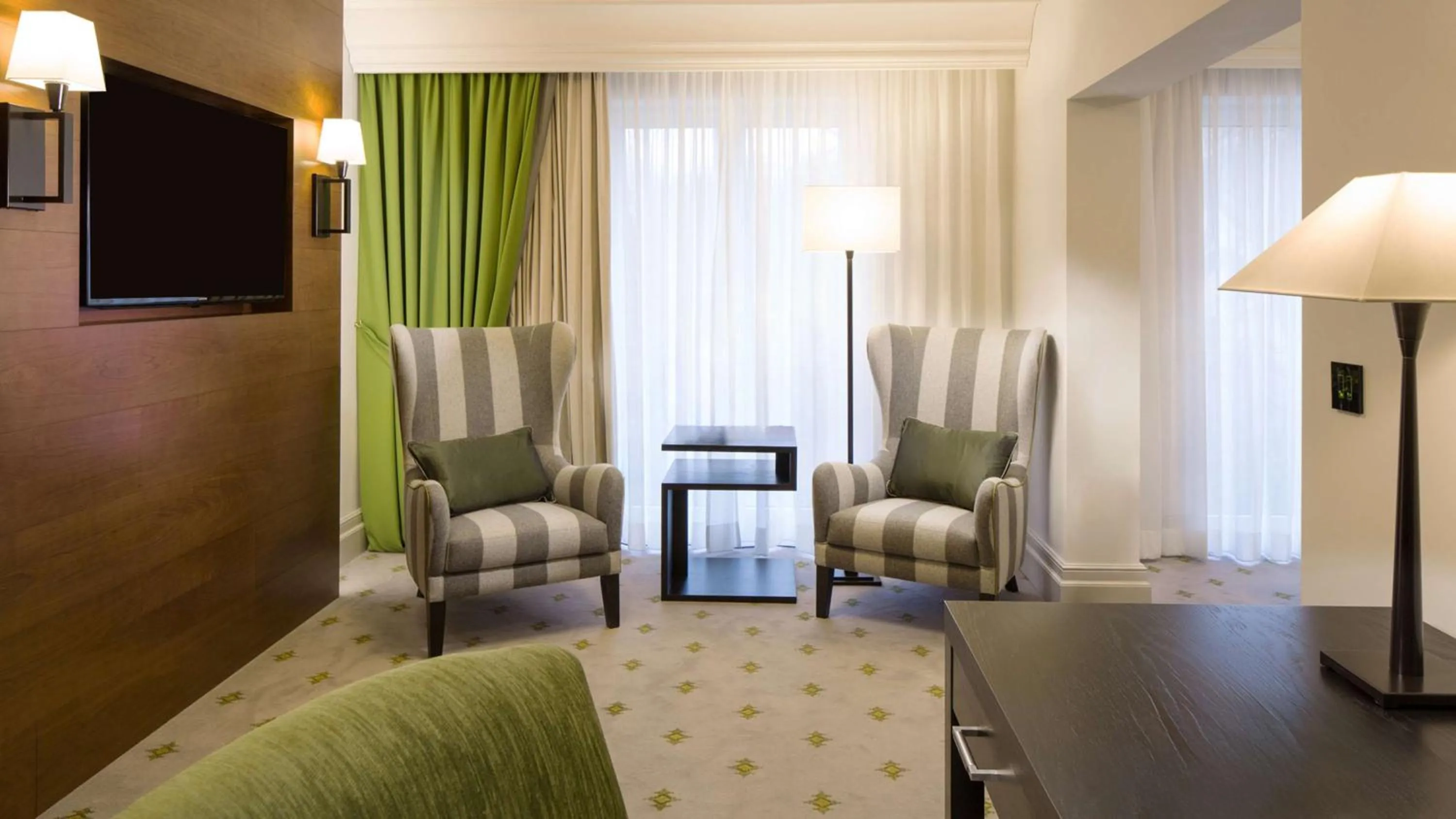 Living room, Bed in Hilton Frankfurt Gravenbruch