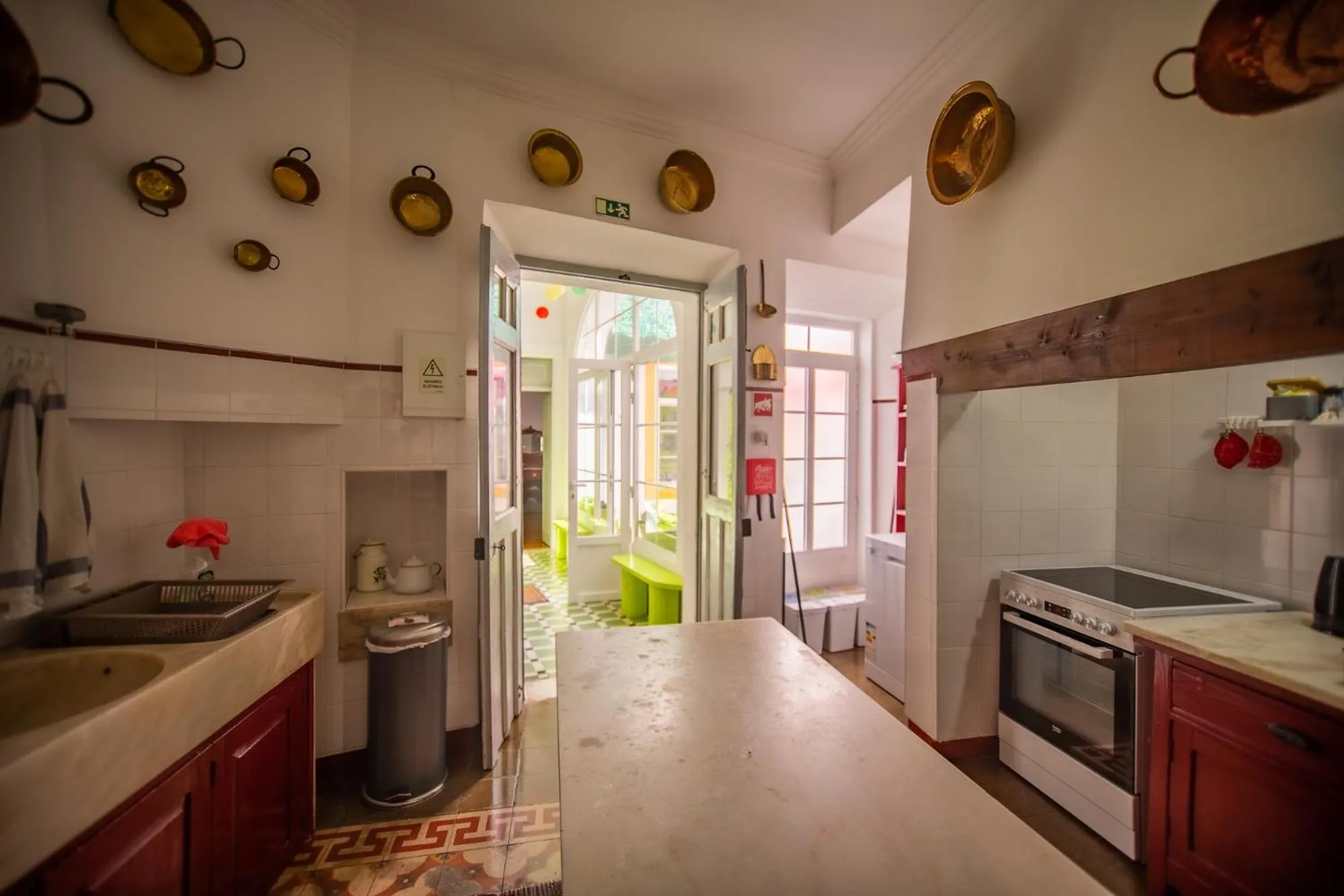 Communal kitchen in Very Typical - Alojamento Local