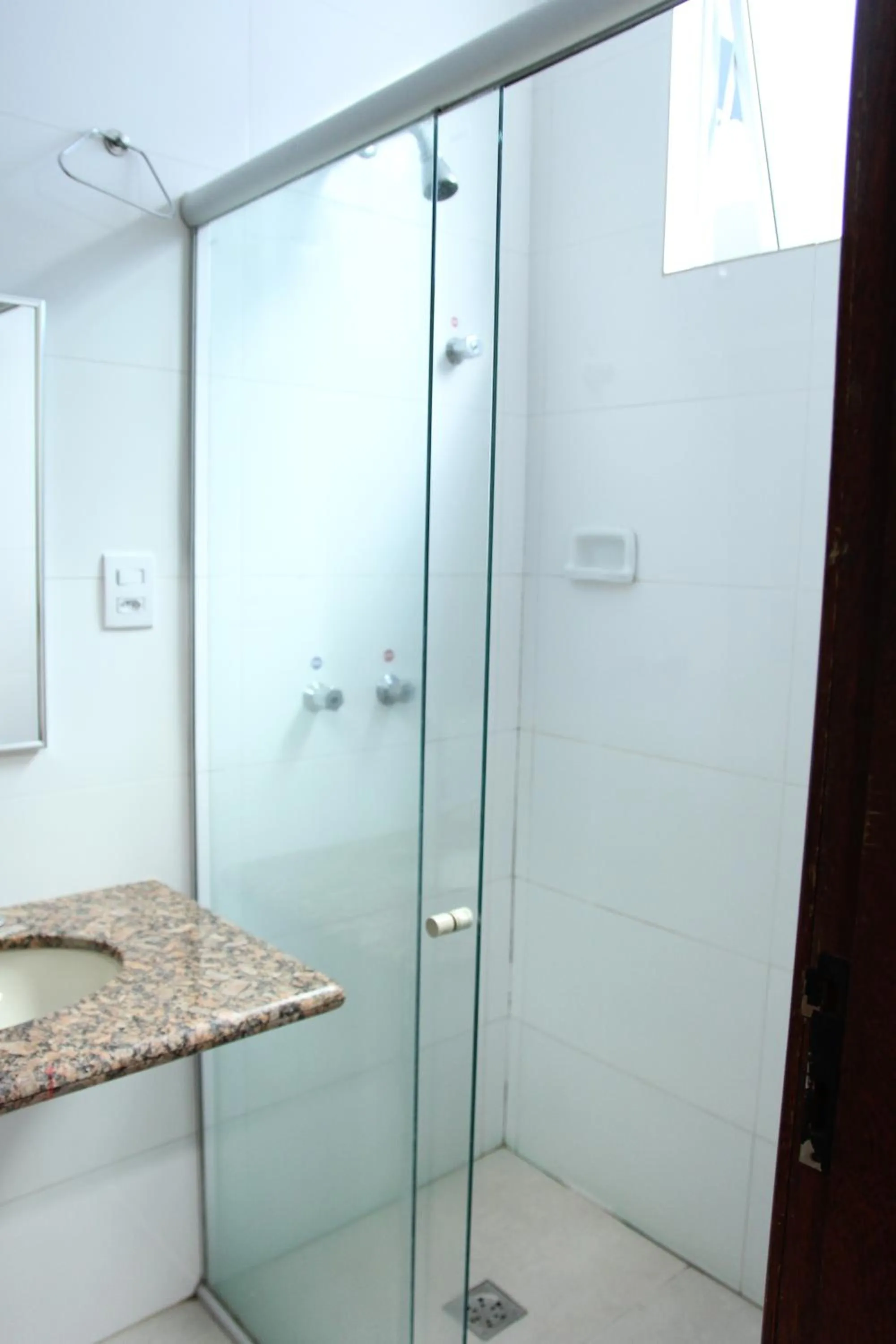 Shower in Hotel Metropolitano