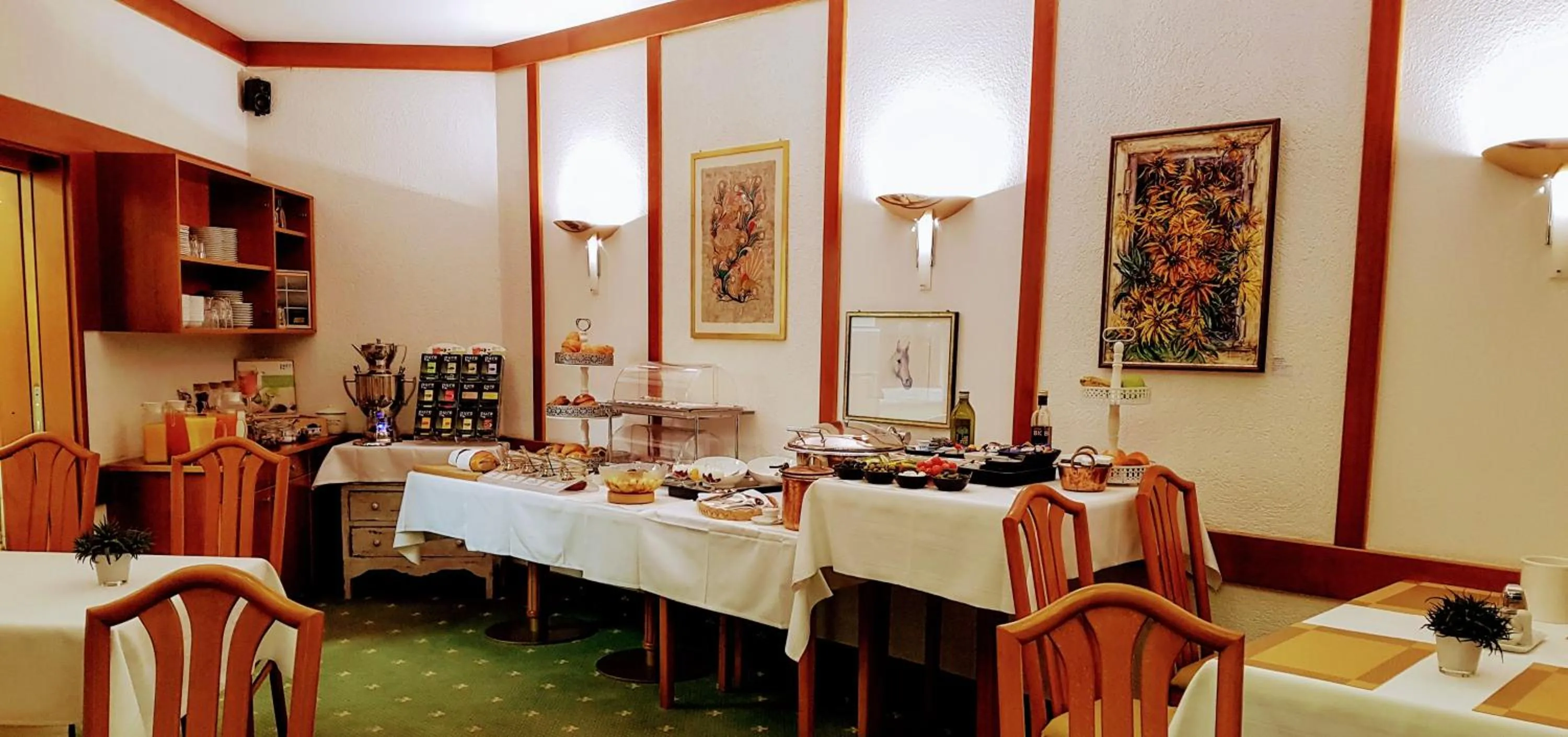 Breakfast in Hotel Garni Reulein