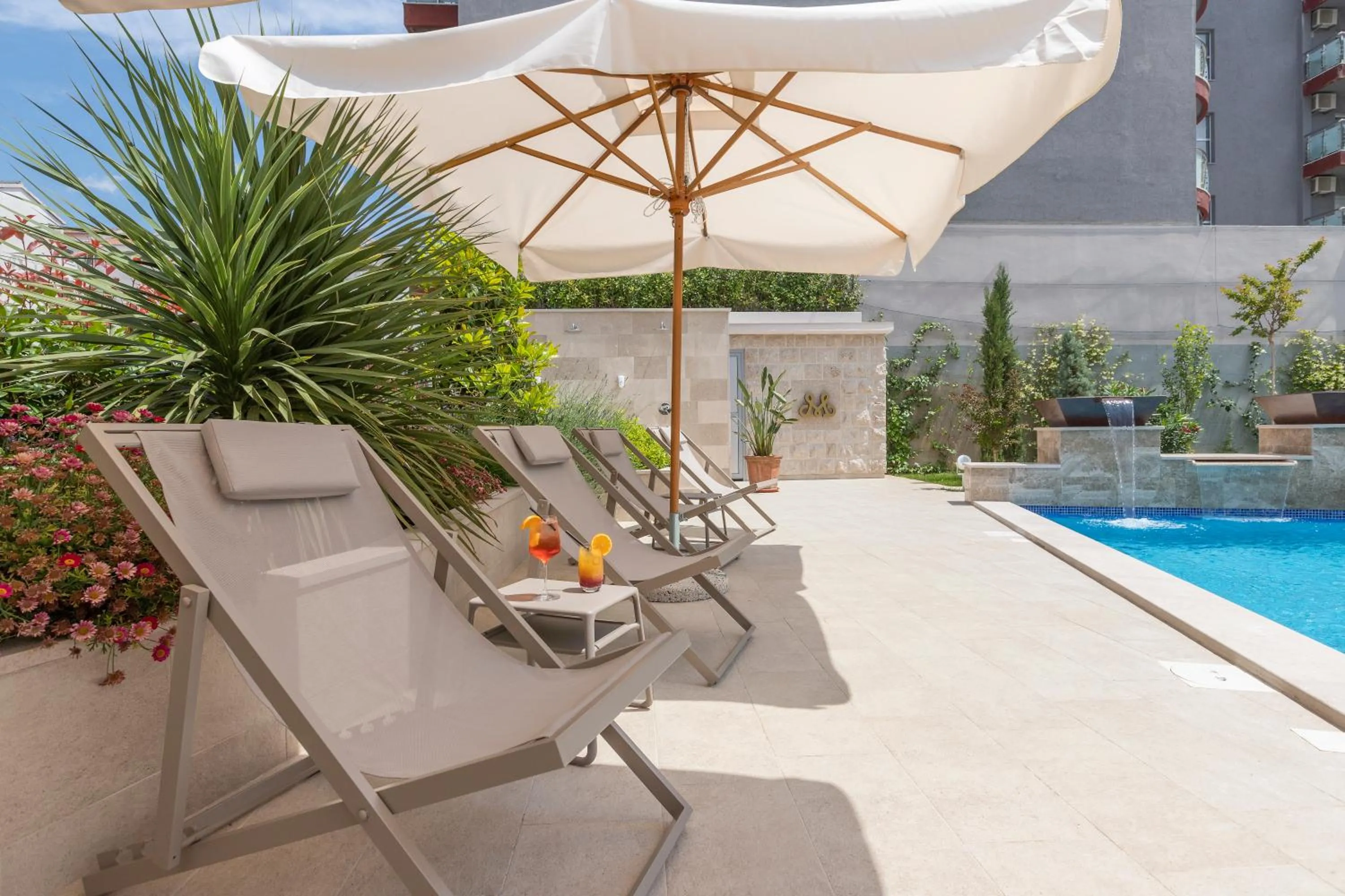 Swimming pool in Boutique Hotel Momentum by Aycon