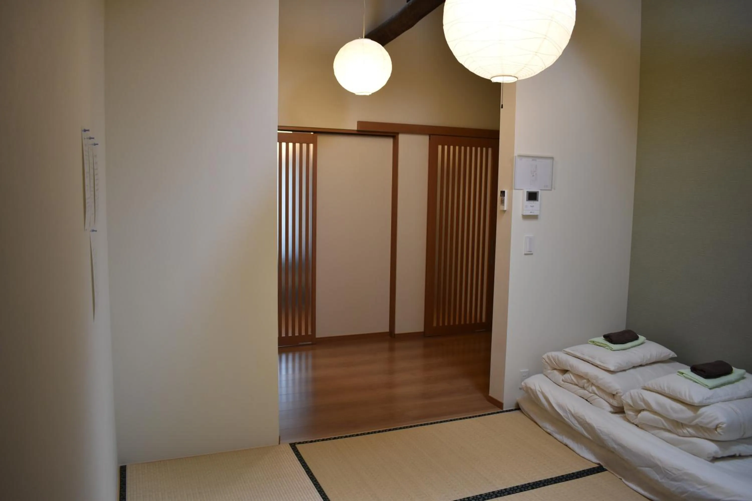 Photo of the whole room, Bed in ENRAKU