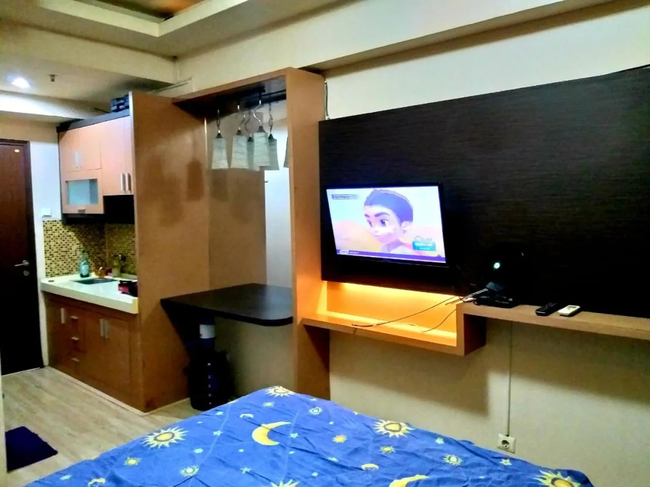TV and multimedia in The suites Metro Apartment by Desta Farispro