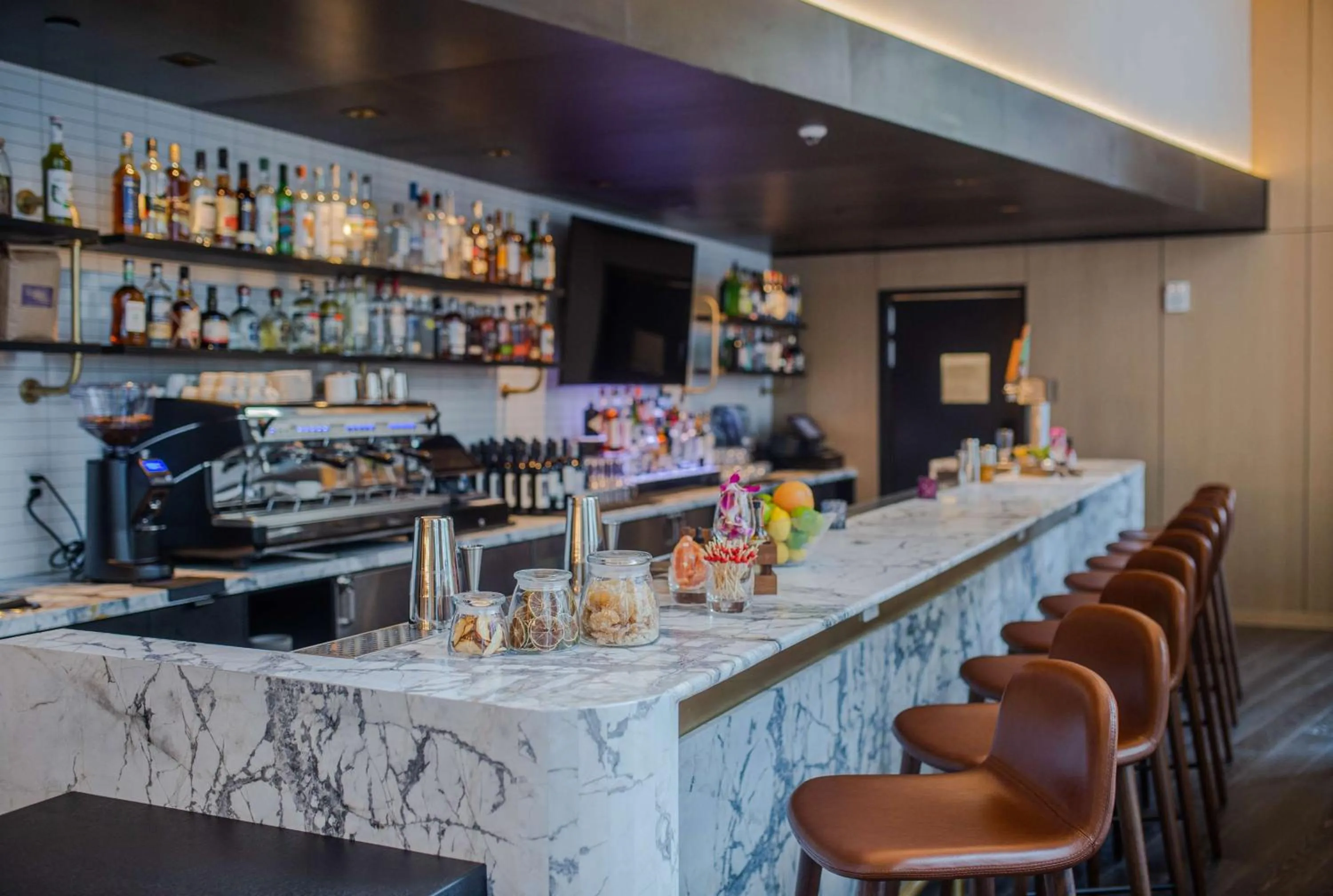 Lounge or bar in Canopy By Hilton Jersey City Arts District