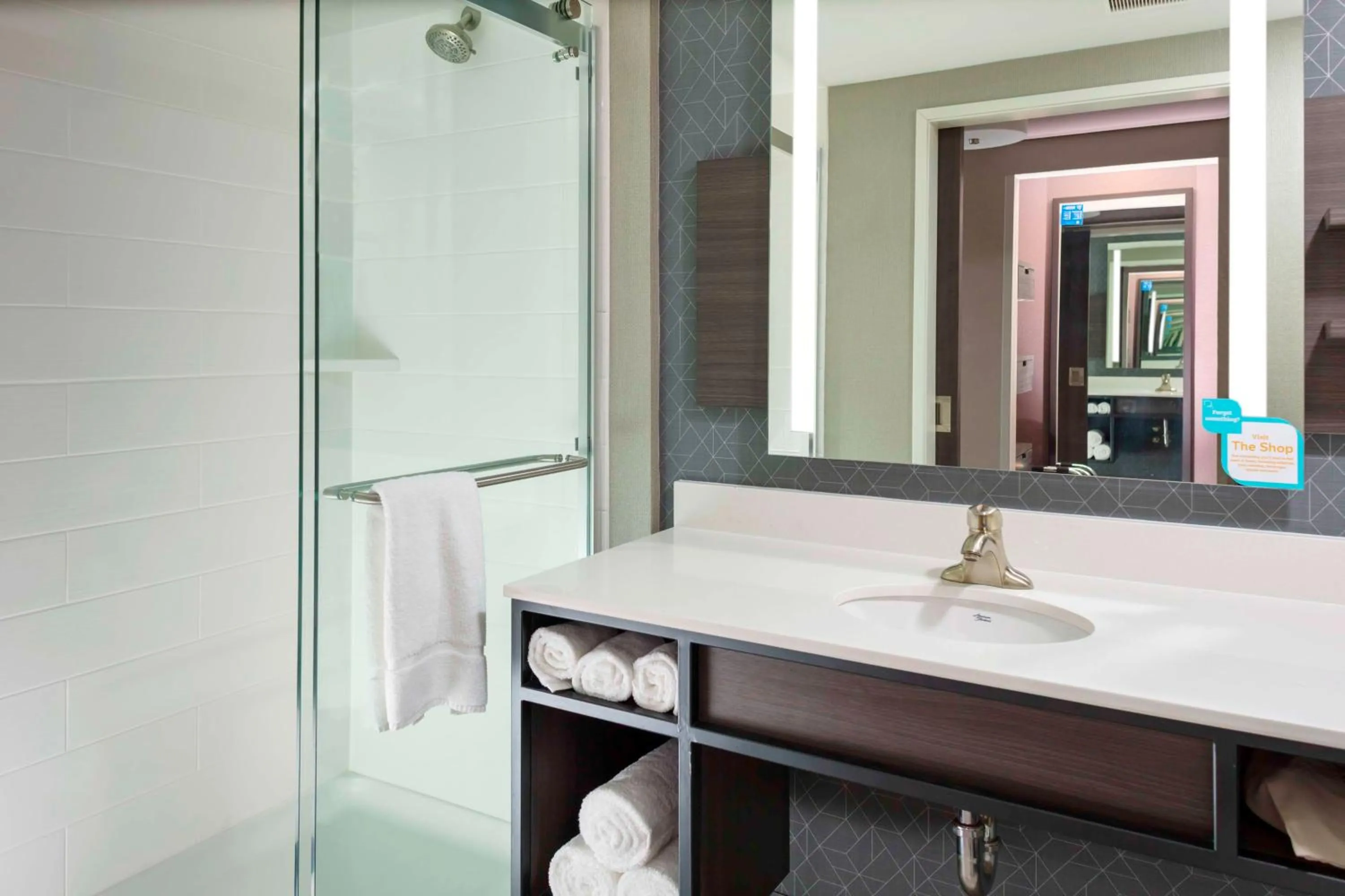 Bathroom, Bed in Hilton Garden Inn By Hilton Fort Wayne North