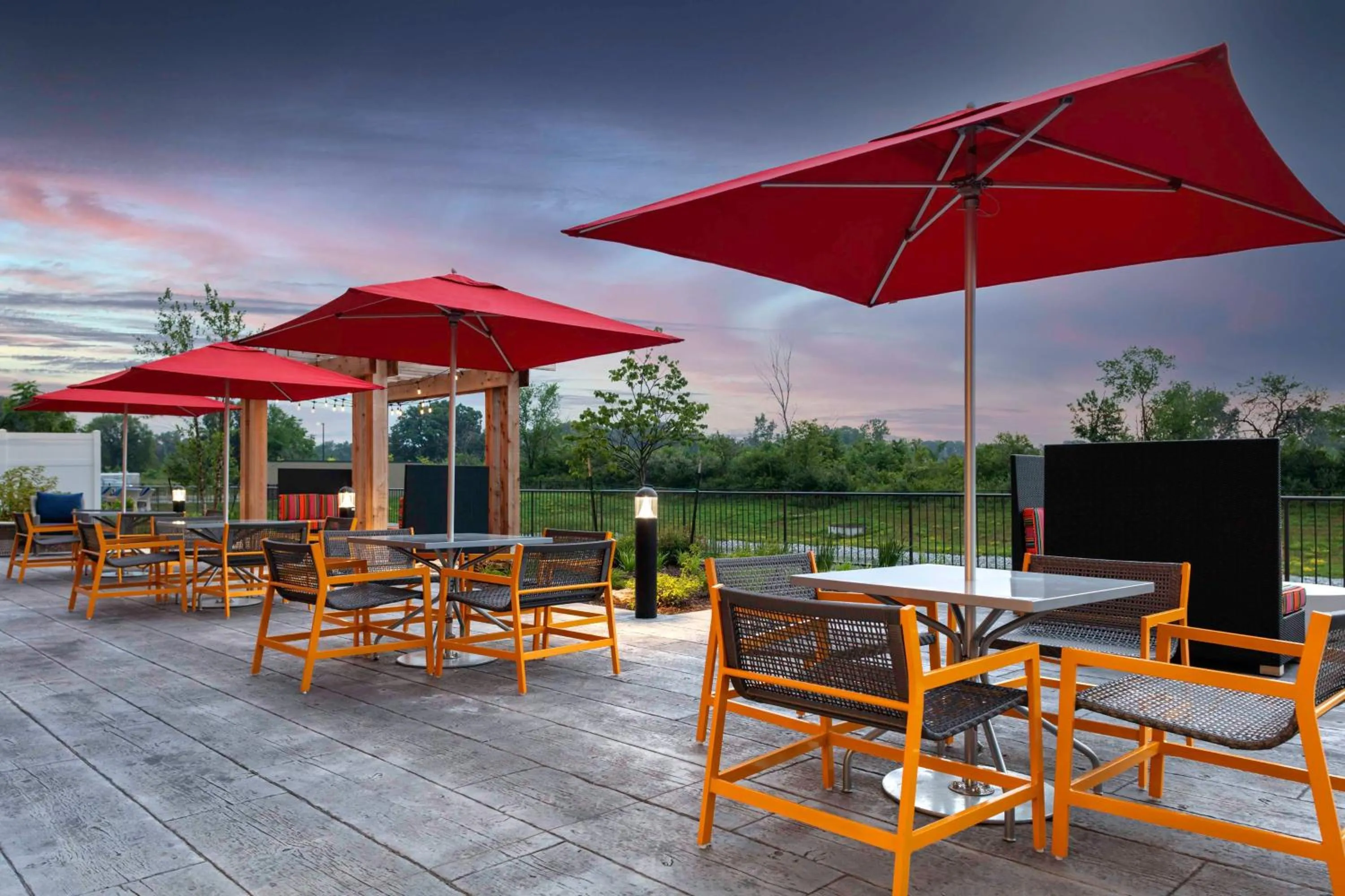 Dining area in Home2 Suites By Hilton Fort Wayne North