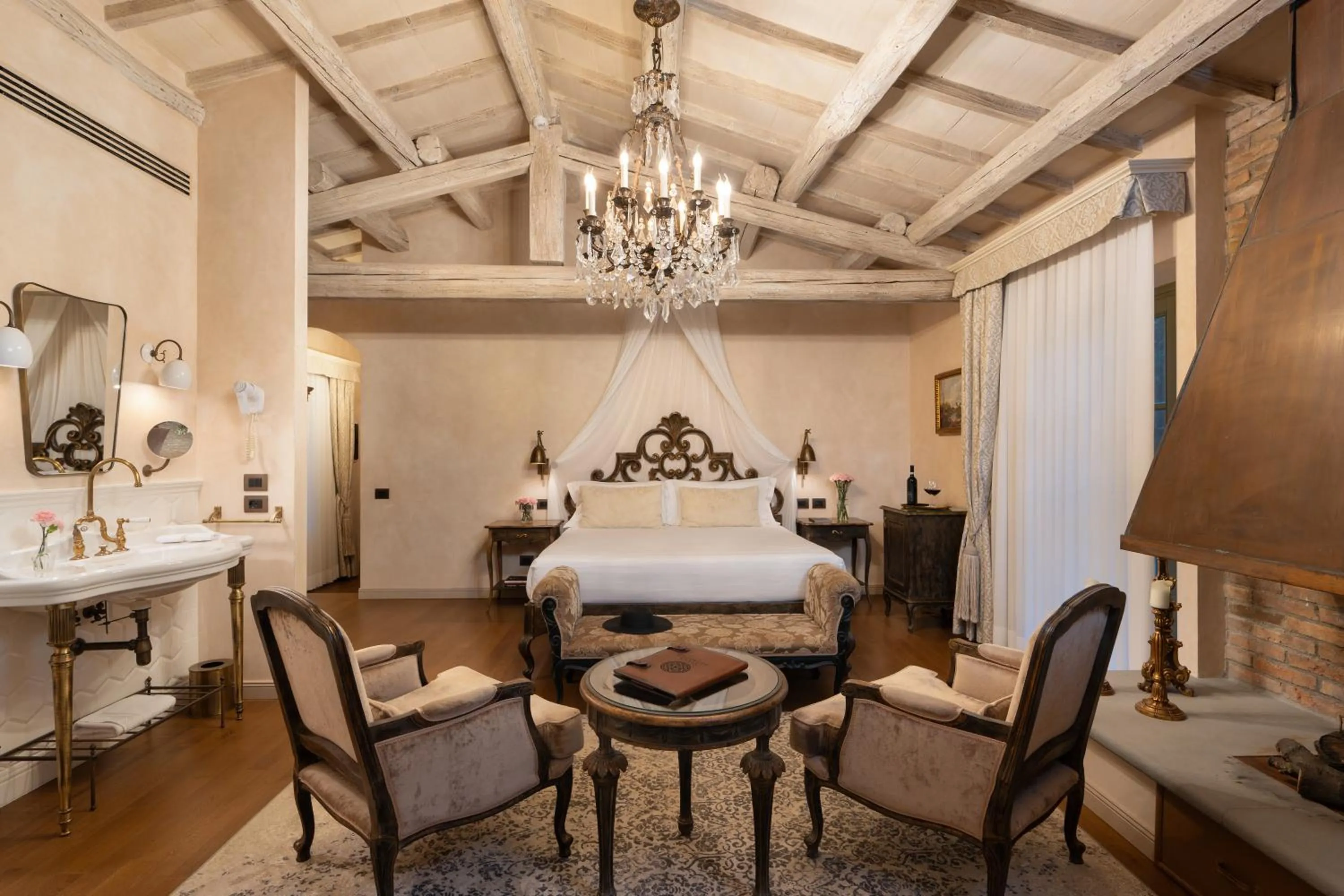 Bed in Villa Petriolo - Small Luxury Hotels of the World