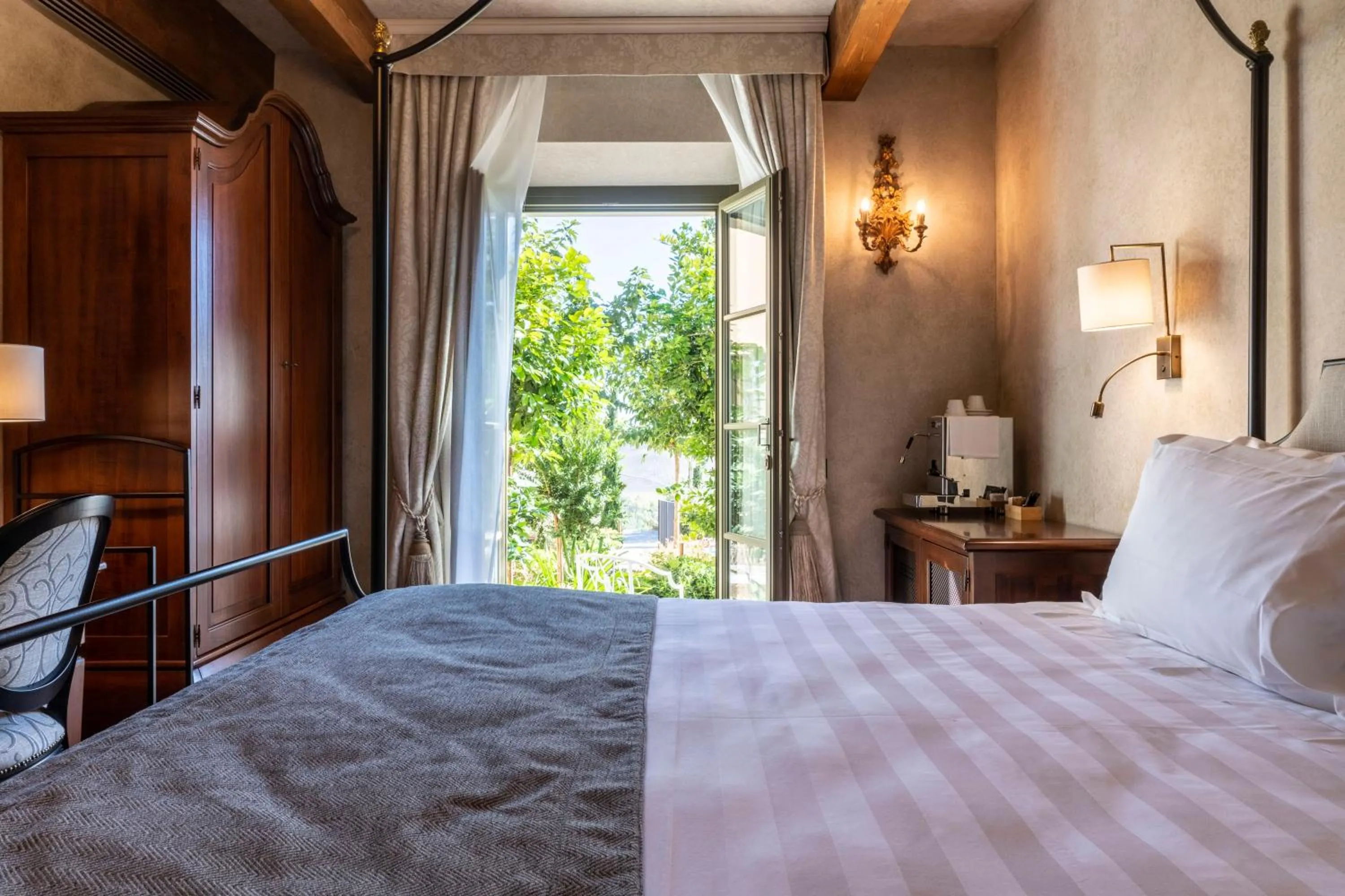 Bed in Villa Petriolo - Small Luxury Hotels of the World