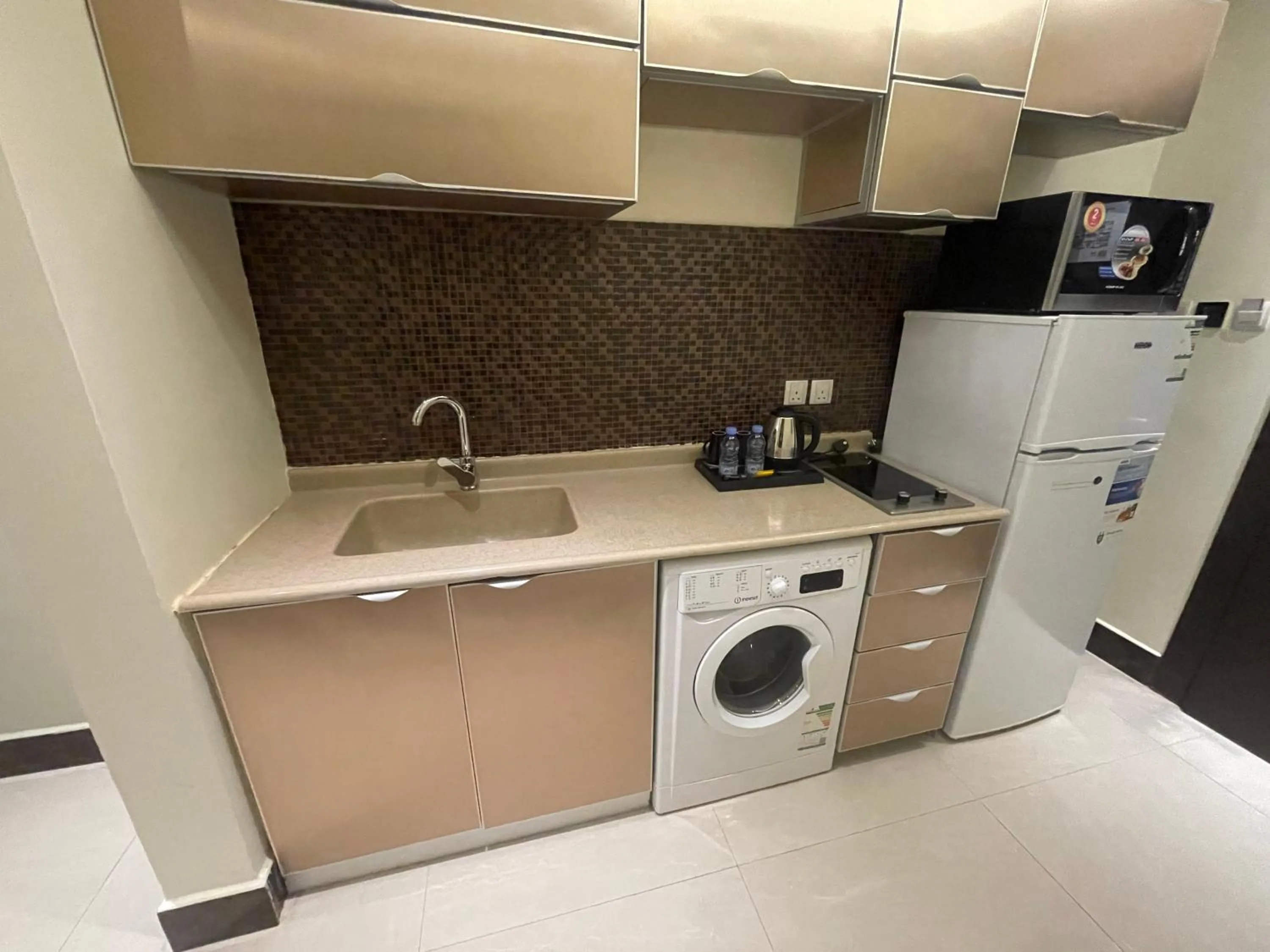 Kitchen or kitchenette in Makarem Residence - Hotel Apartments