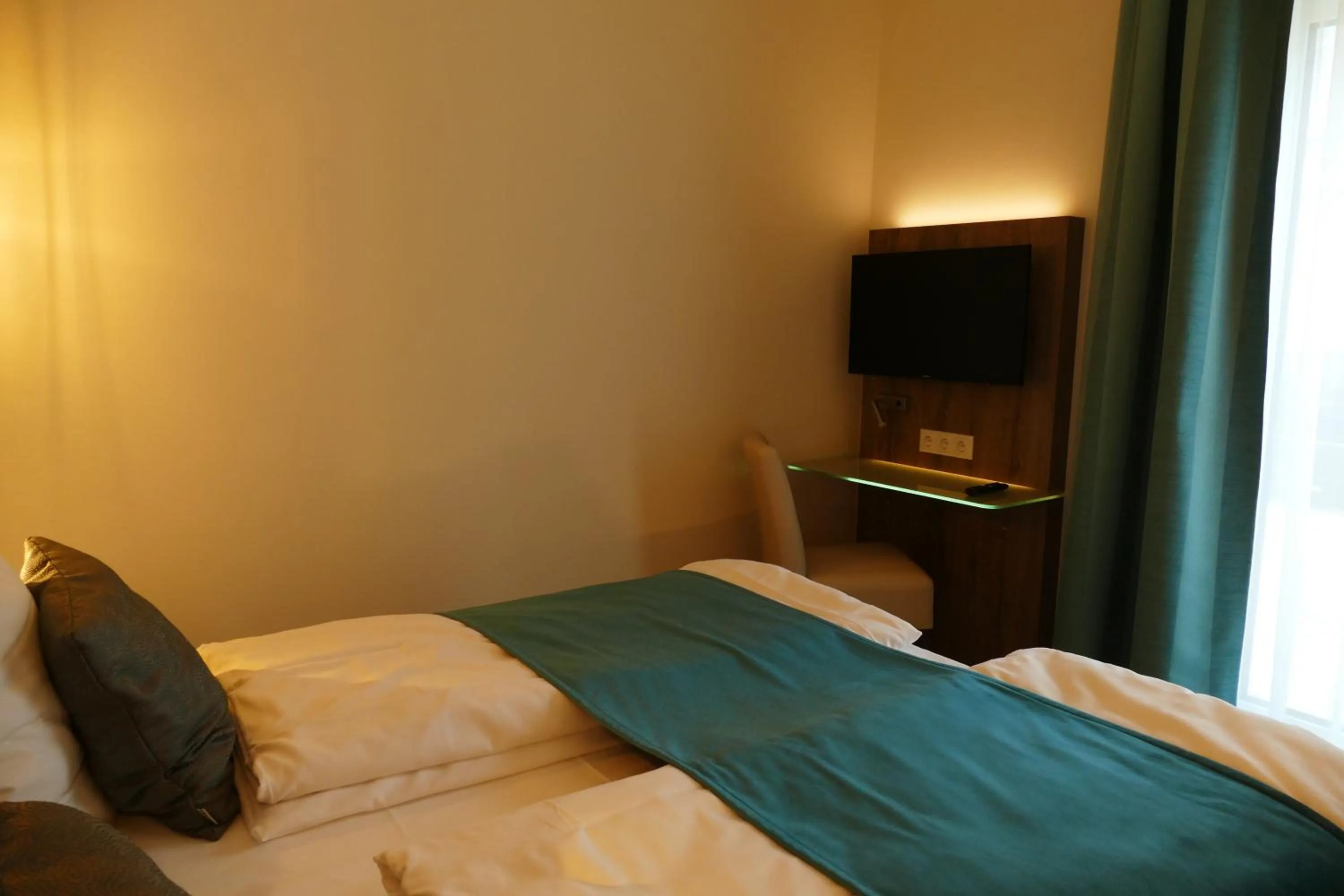 Photo of the whole room, Bed in Meyn's Apartments & Hotel