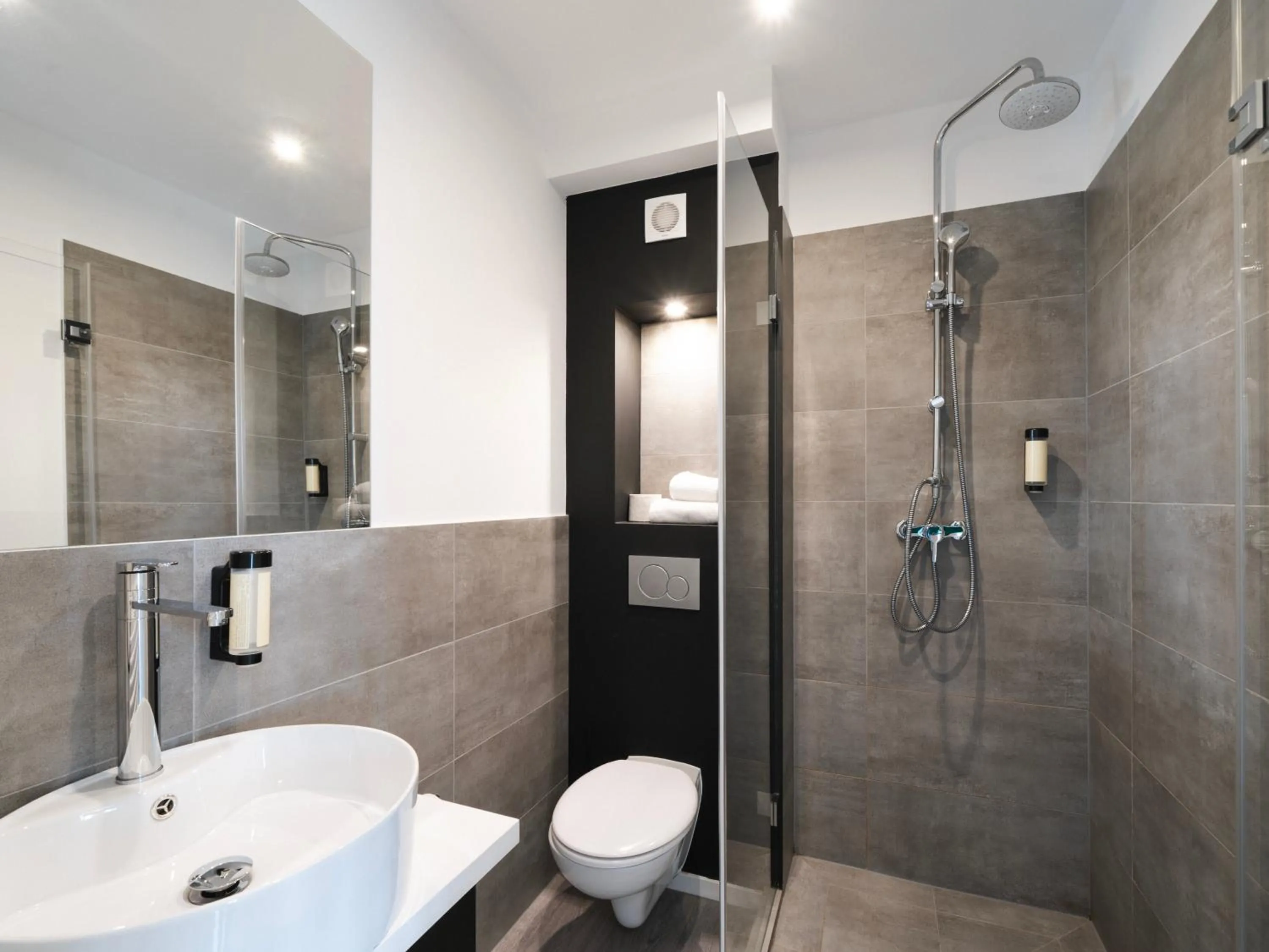 Shower in JustStay Solingen Hotel & Apartments