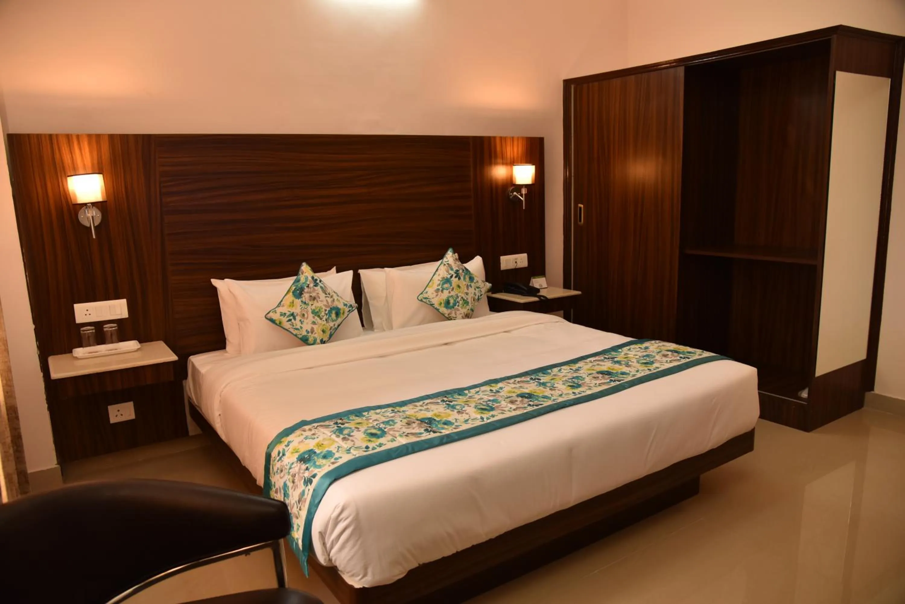 Photo of the whole room, Bed in Mastiff Wildcrest Dharamshala Chamunda Devi Temple